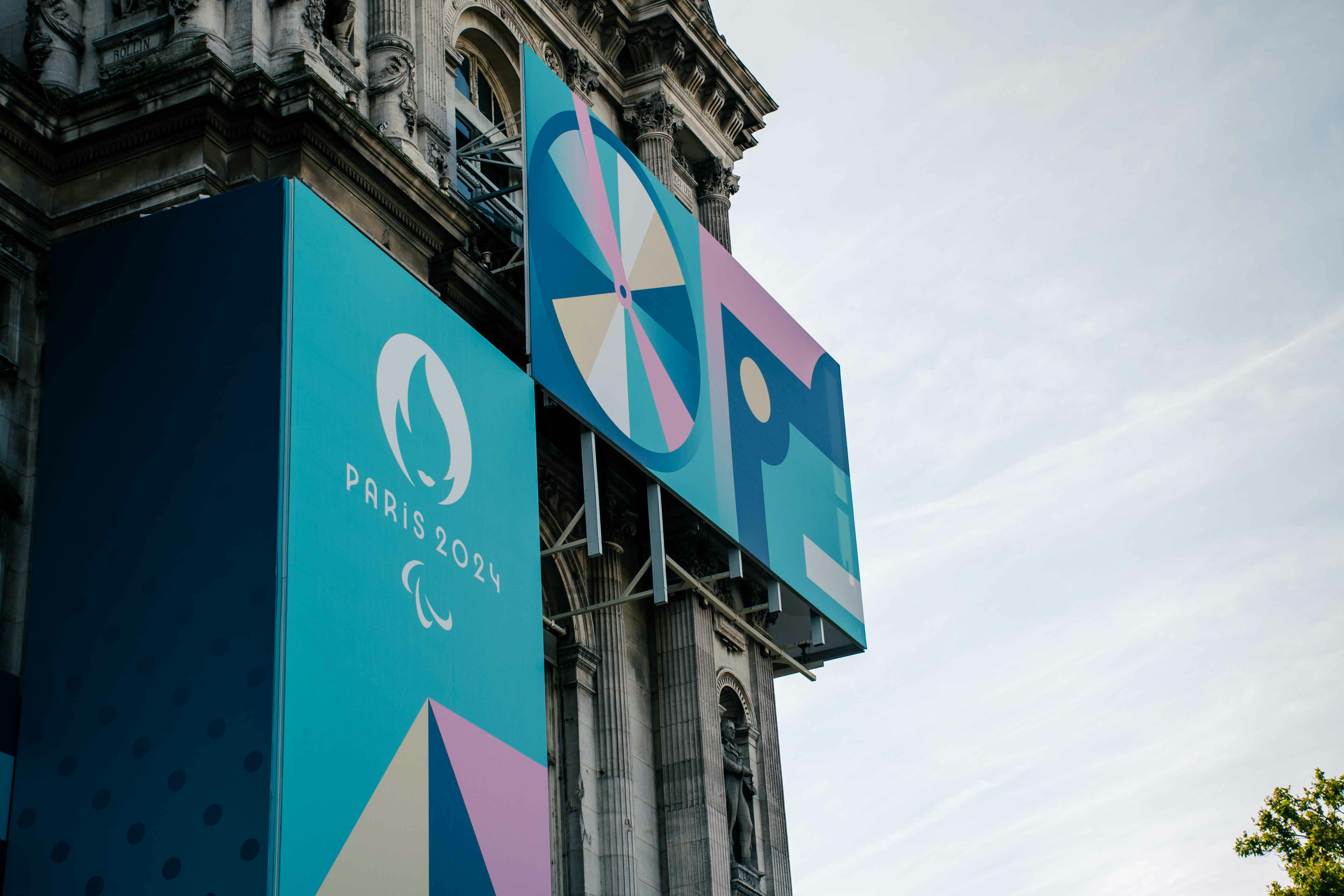 Un grand bâtiment avec un panneau sur le côté