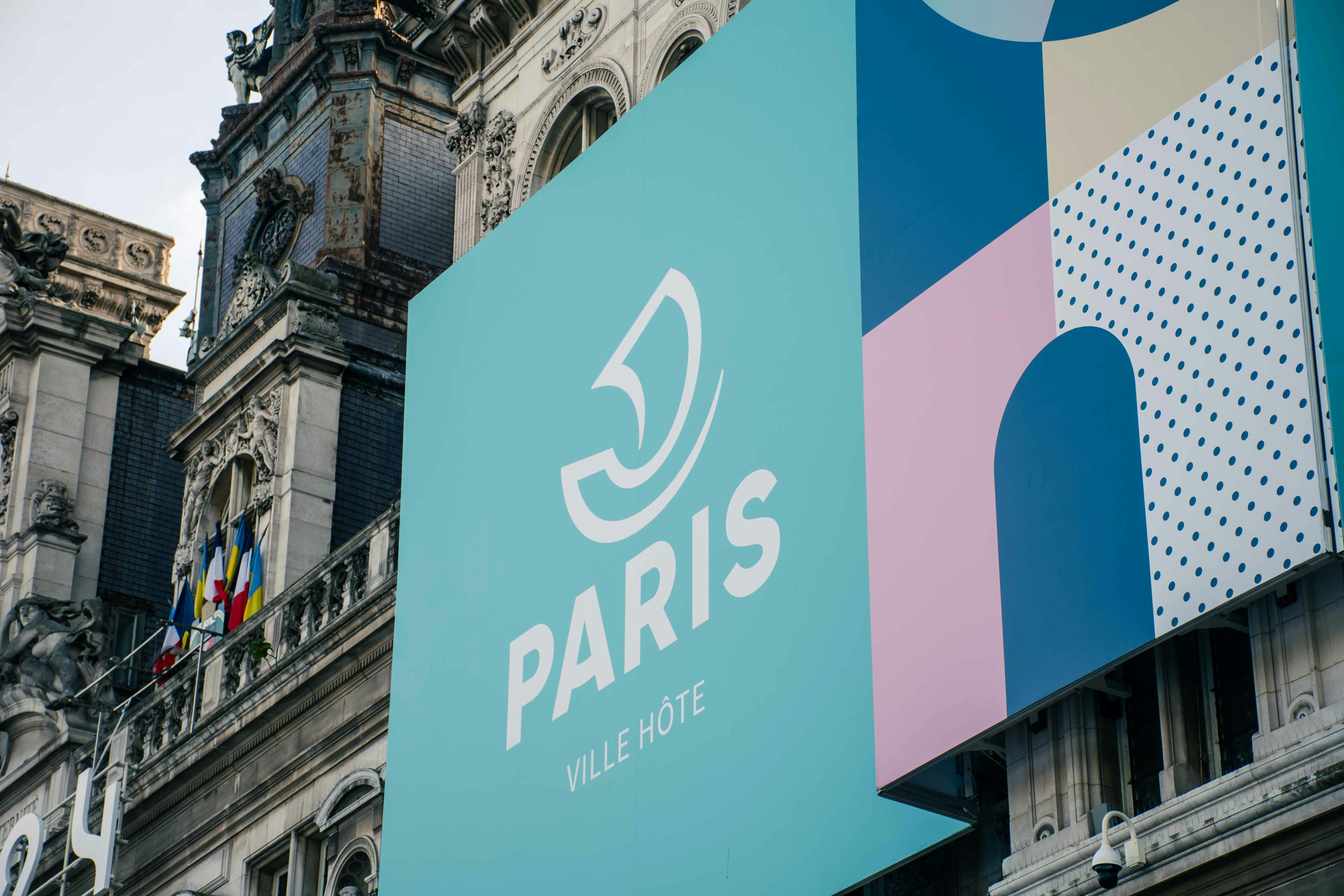 Un bâtiment avec un grand panneau sur le côté