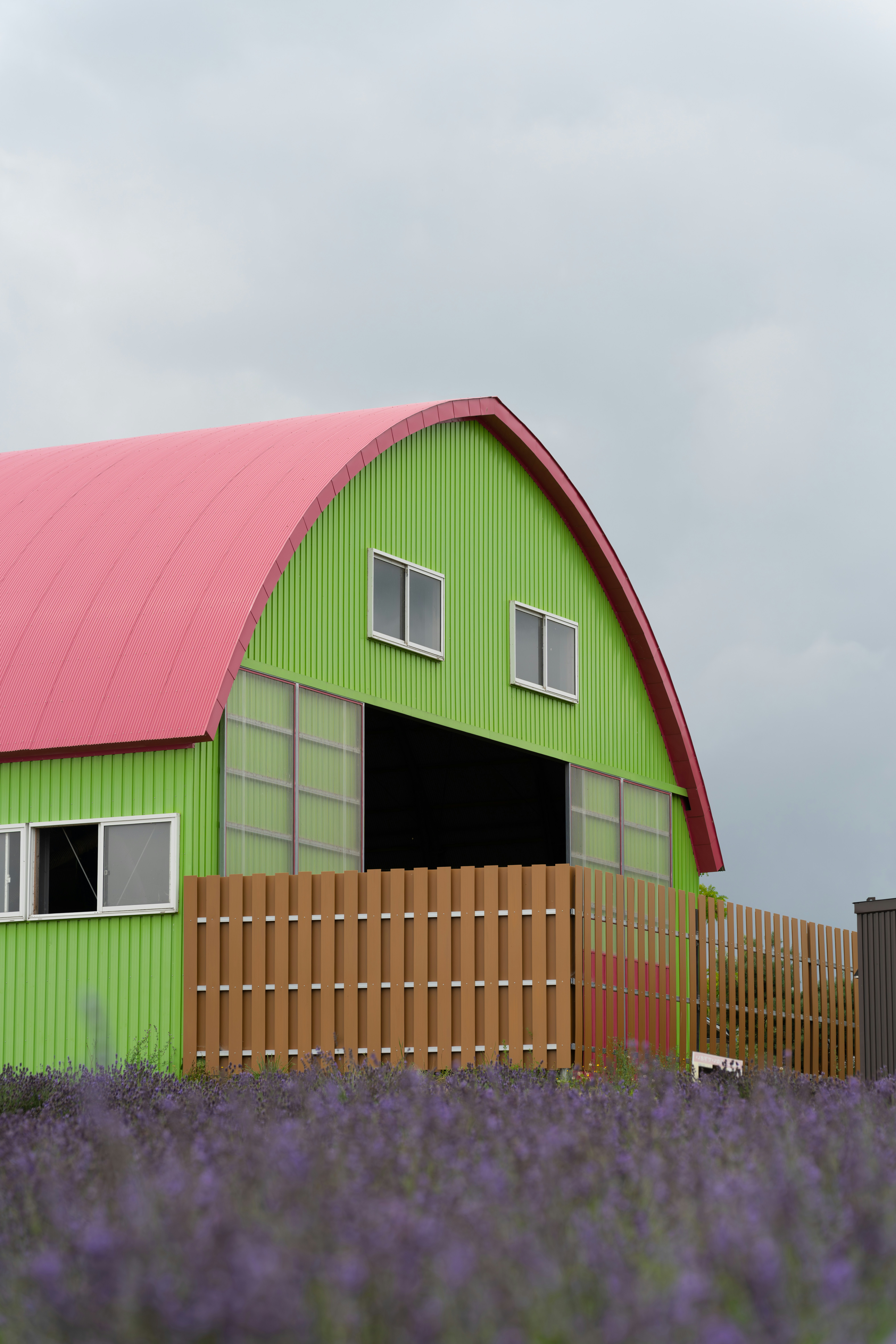 photo-1722910802106-89295e0b5fce?ixid=M3wxMjA3fDB8MXxzZWFyY2h8MTV8fG11bHRpY29sb3IlMjBzbGF0ZSUyMHJvb2YlMjBmb3IlMjB2ZXJzYXRpbGUlMjBleHRlcmlvcnN8ZW58MHx8fHwxNzUzMjM3NjgwfDA\u0026ixlib=rb-4.1.0