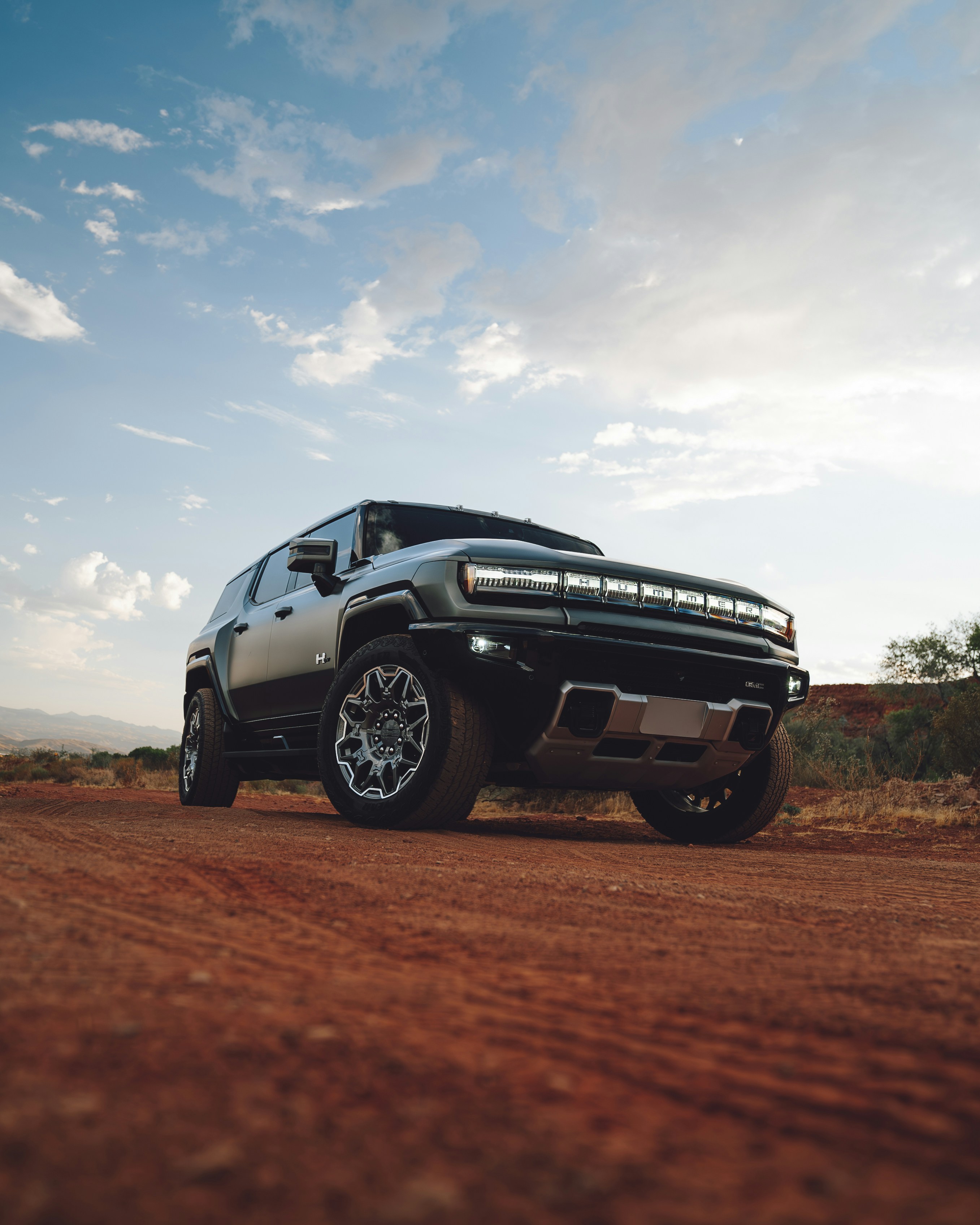 Un camion è parcheggiato su una strada sterrata