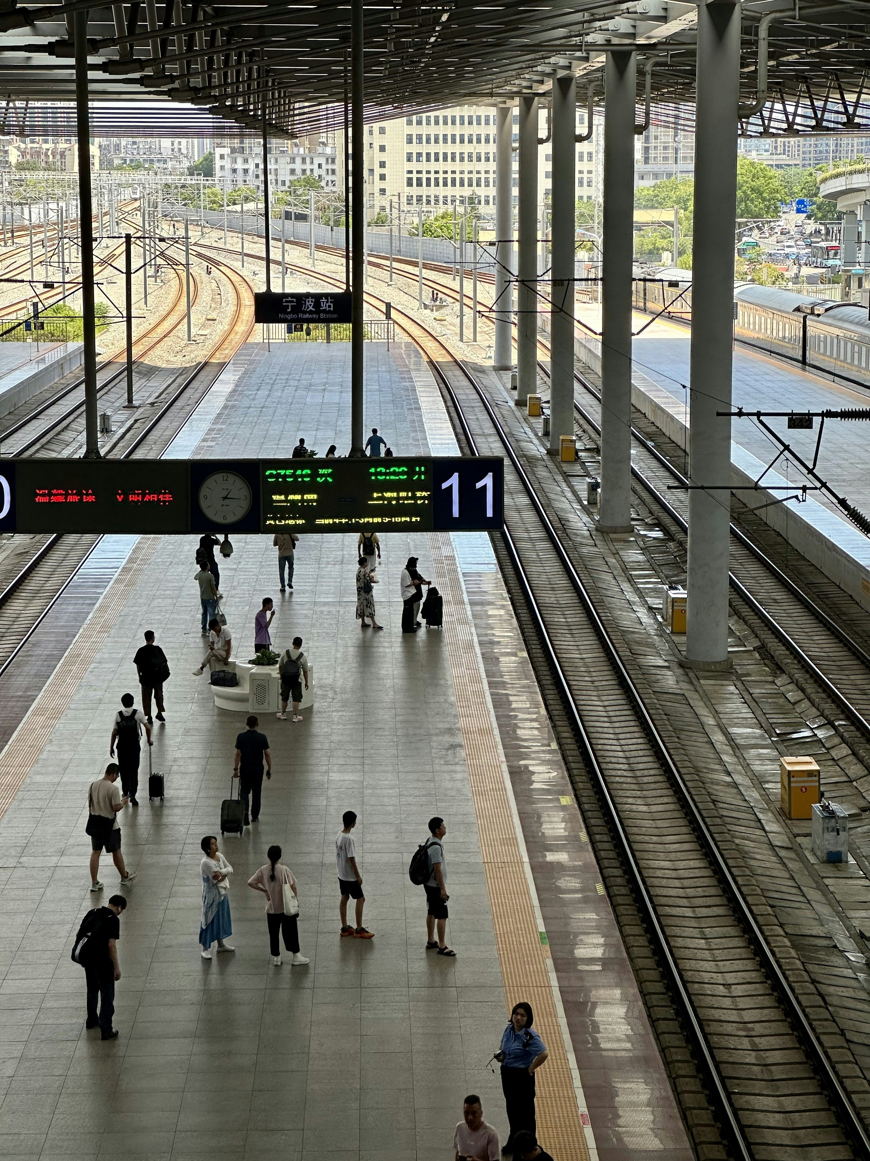 Um grupo de pessoas em pé em uma estação de trem