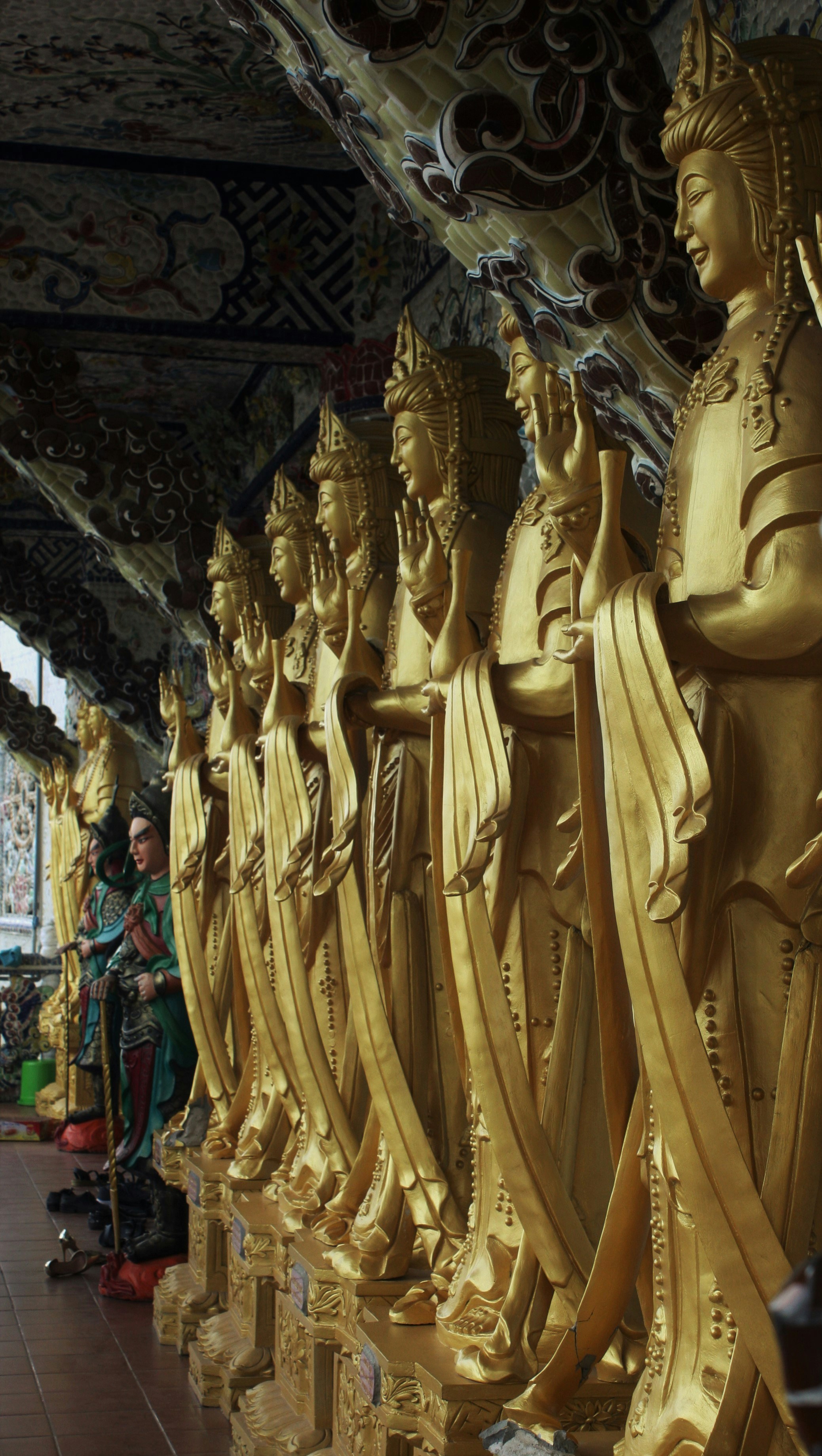 A row of golden statues sitting next to each other