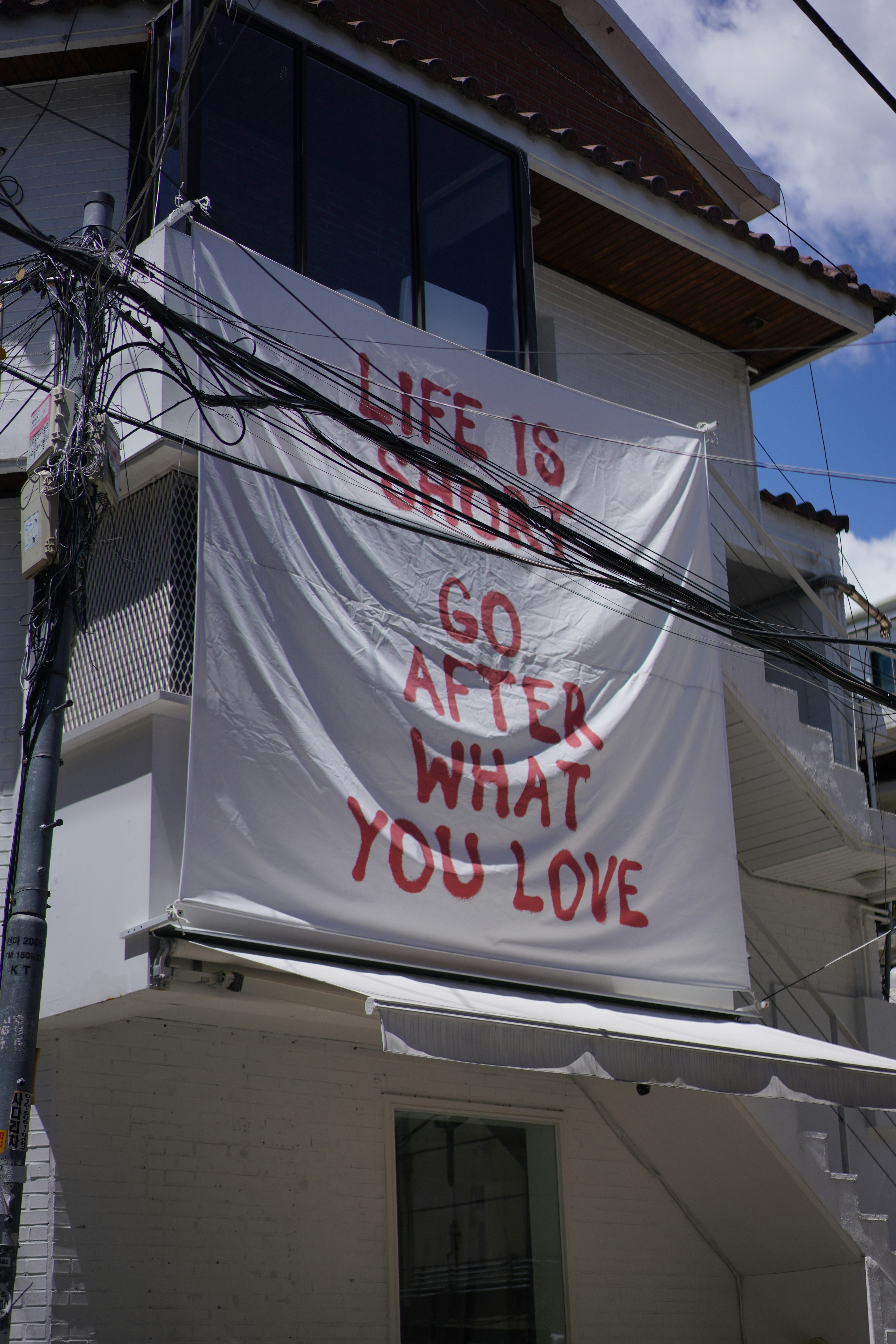 Uno striscione che recita la vita è ciò che insegui ciò che ami