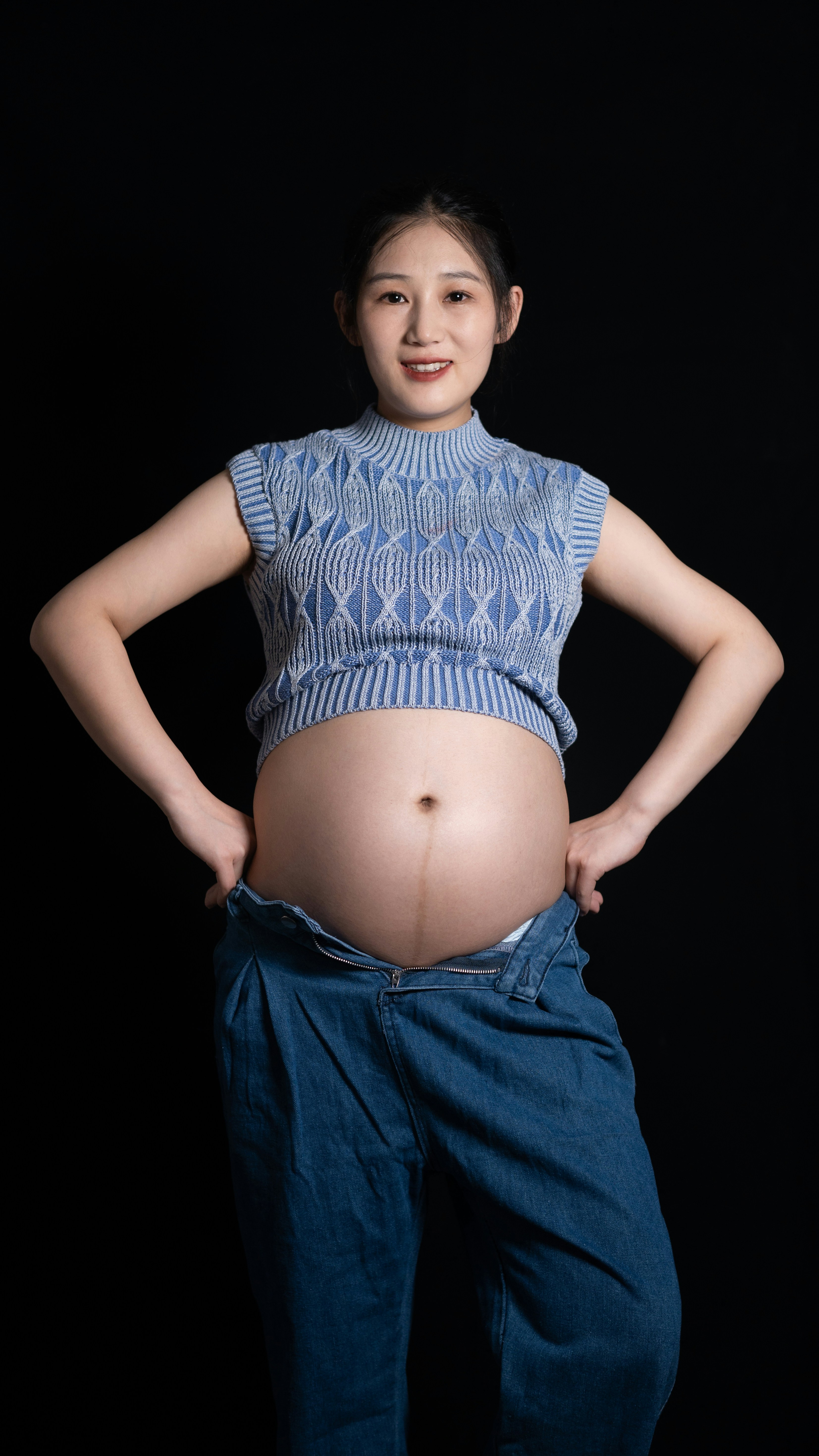 Mulher com pochete abdominal