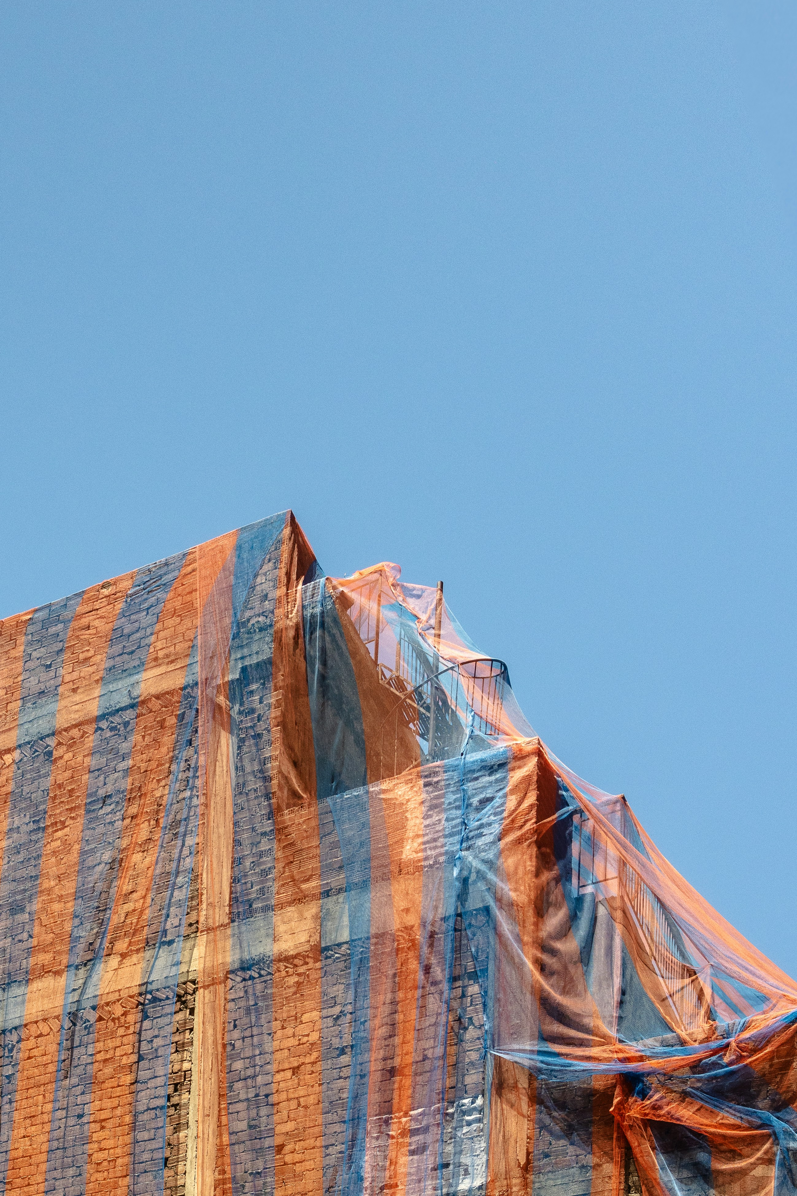 Fenêtre de toit Velux installée sur une toiture de maison individuelle