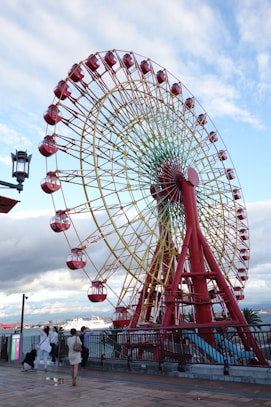 A large ferris wheel sitting on top of a pier