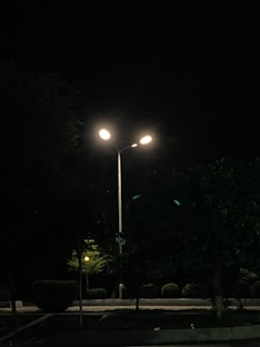Straßenlaterne bei Nacht – UFT Bau GmbH Lichtmastprojekte Berlin