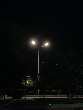 Straßenlaterne bei Nacht – UFT Bau GmbH Lichtmastprojekte Berlin