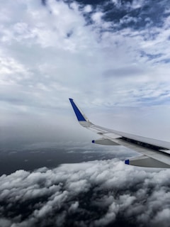 A view of the wing of an airplane in the sky