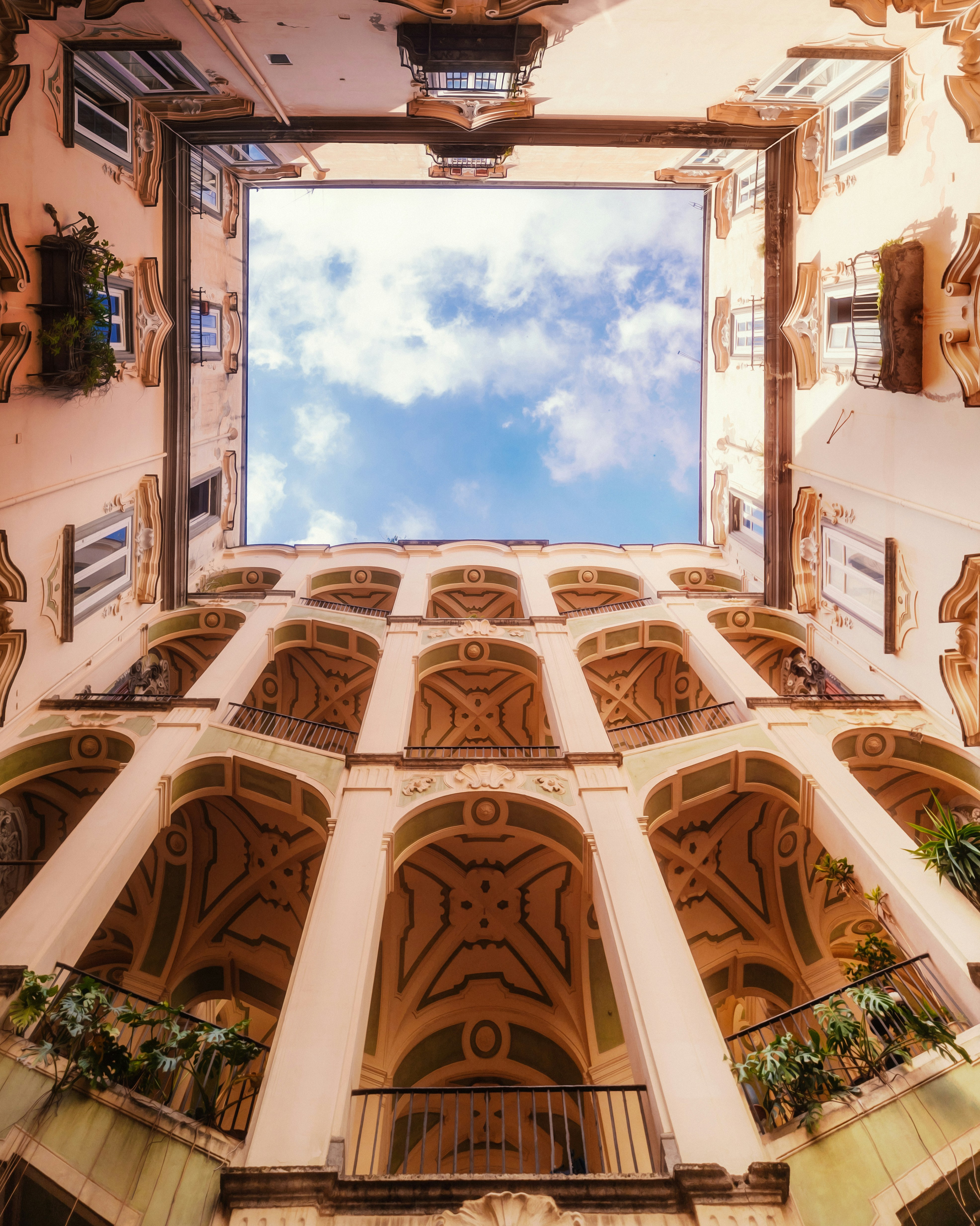 Un edificio muy alto con muchas ventanas