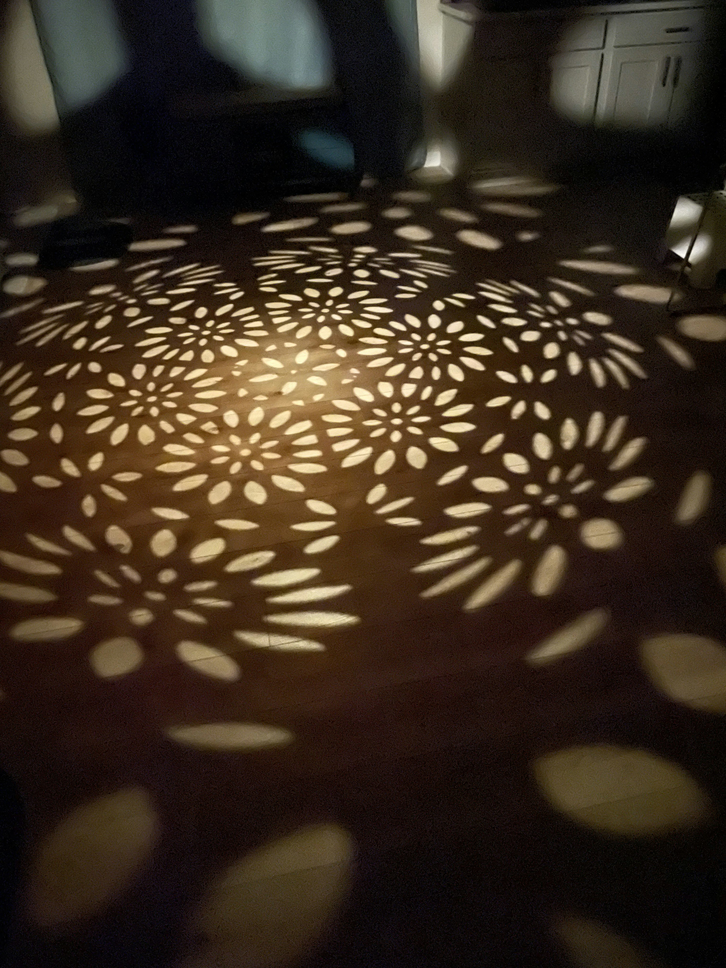 Une personne debout dans une cuisine à côté d’un four sur la cuisinière