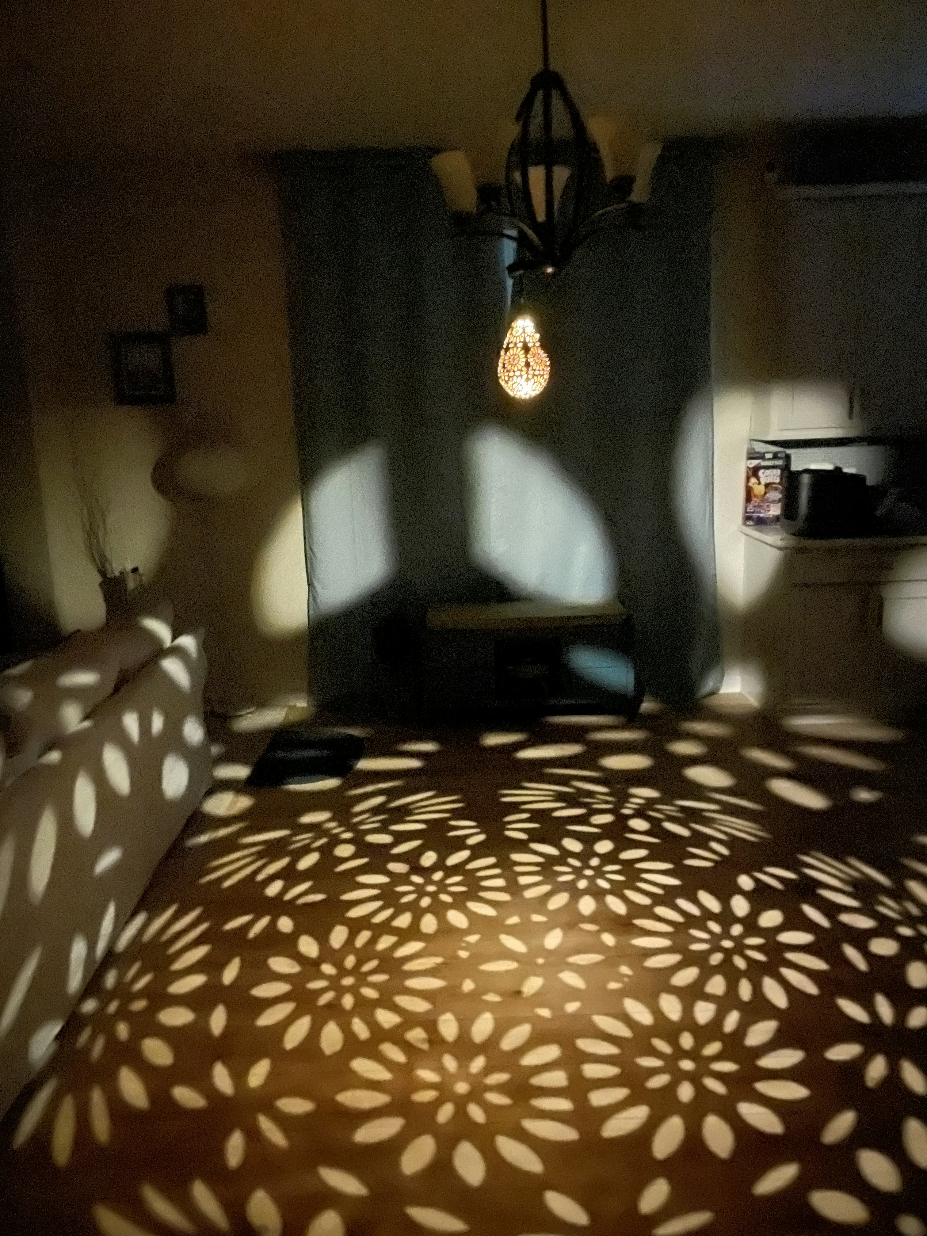 Un salon avec un canapé et une lampe