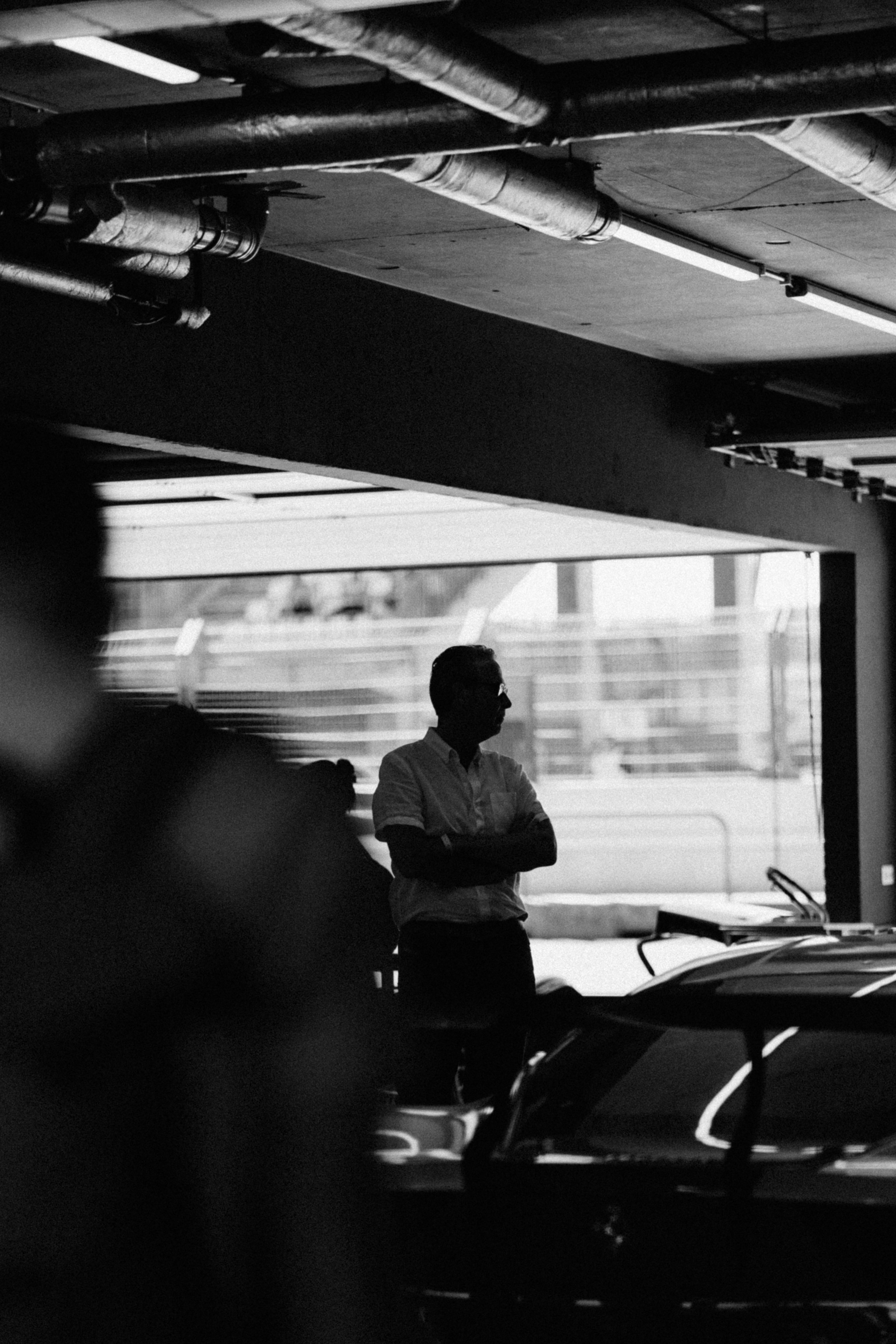 Ein Schwarz-Weiß-Foto eines Mannes, der in einer Garage steht