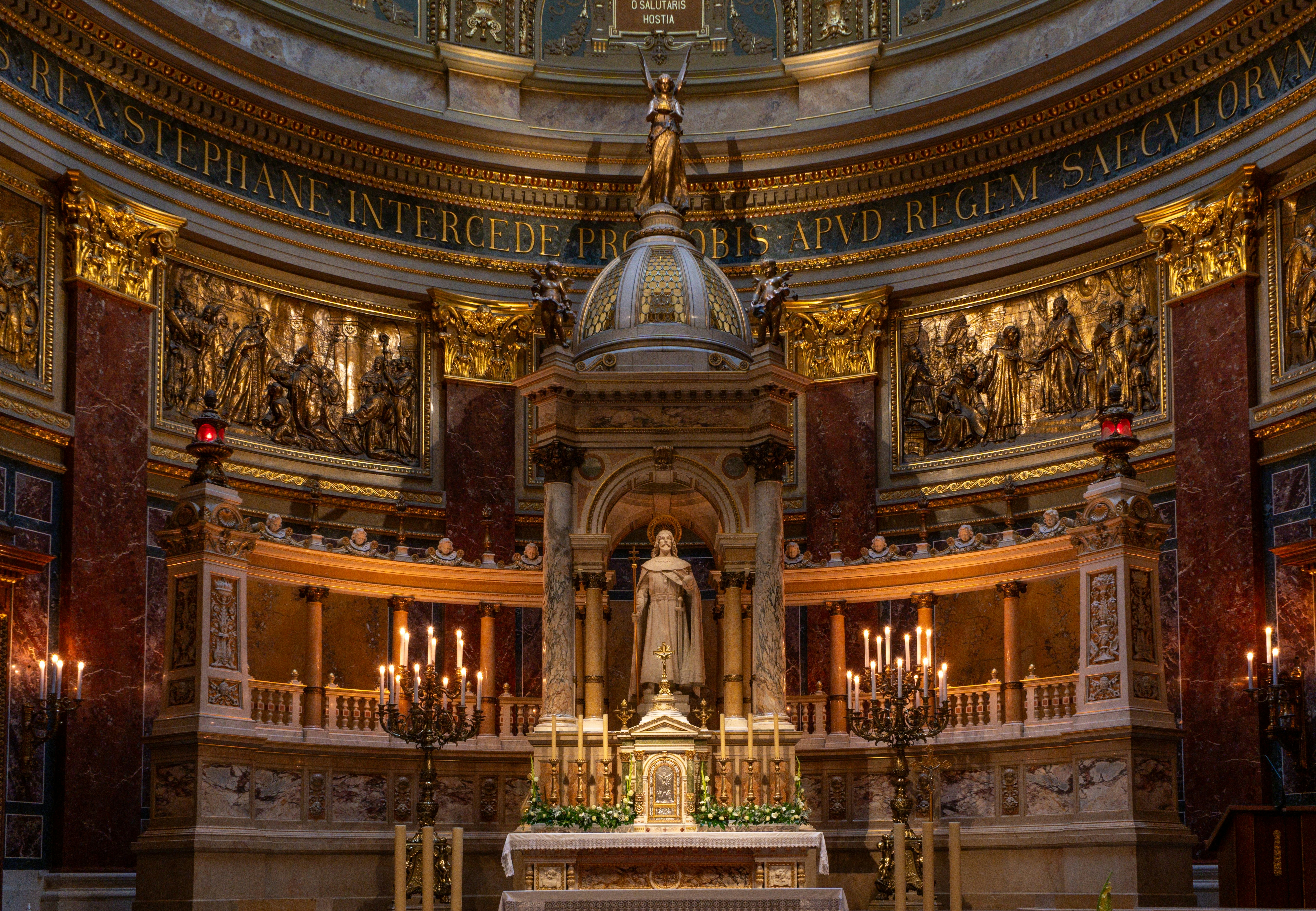 その真ん中に像がある教会