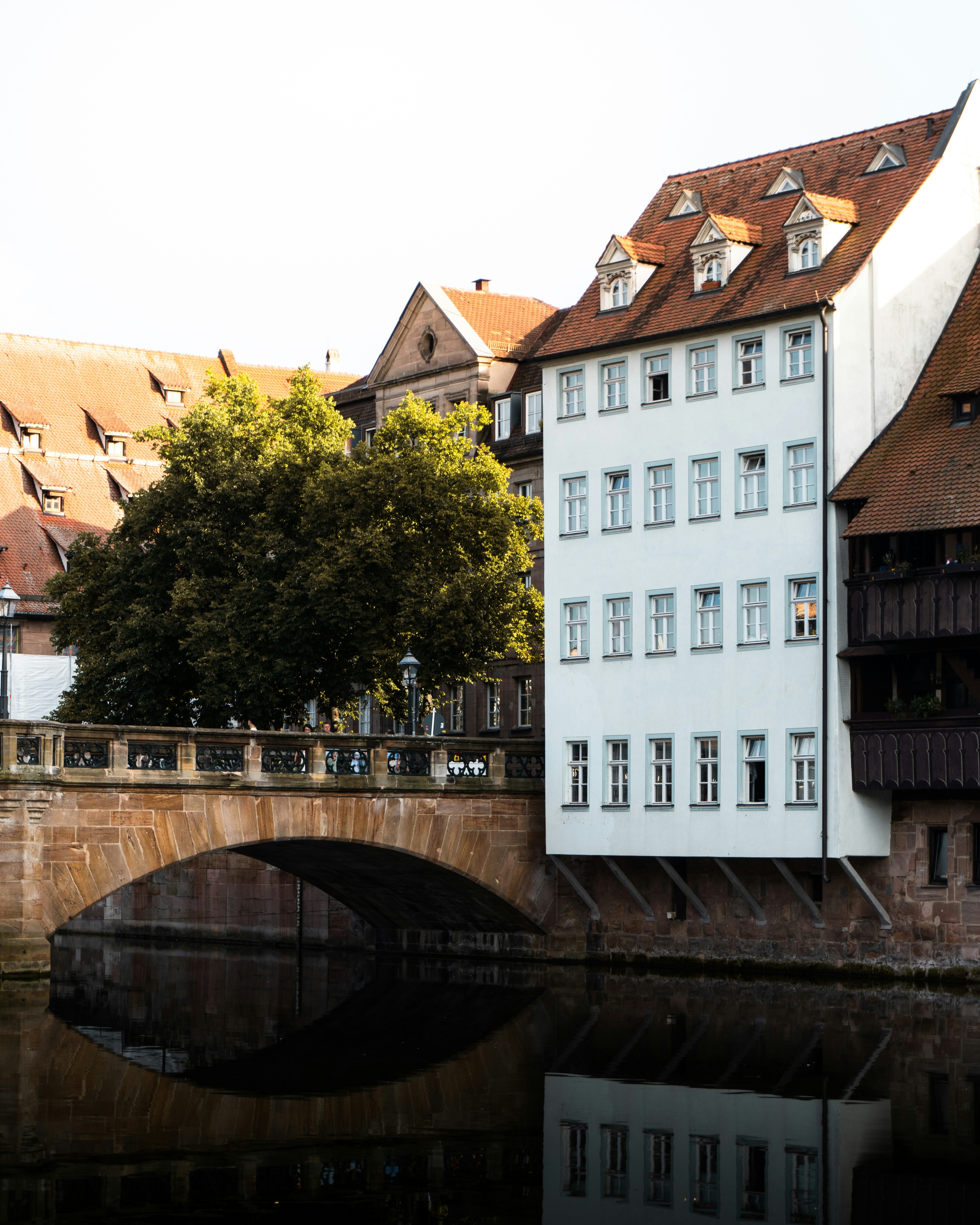 Un puente que cruza un río en una ciudad