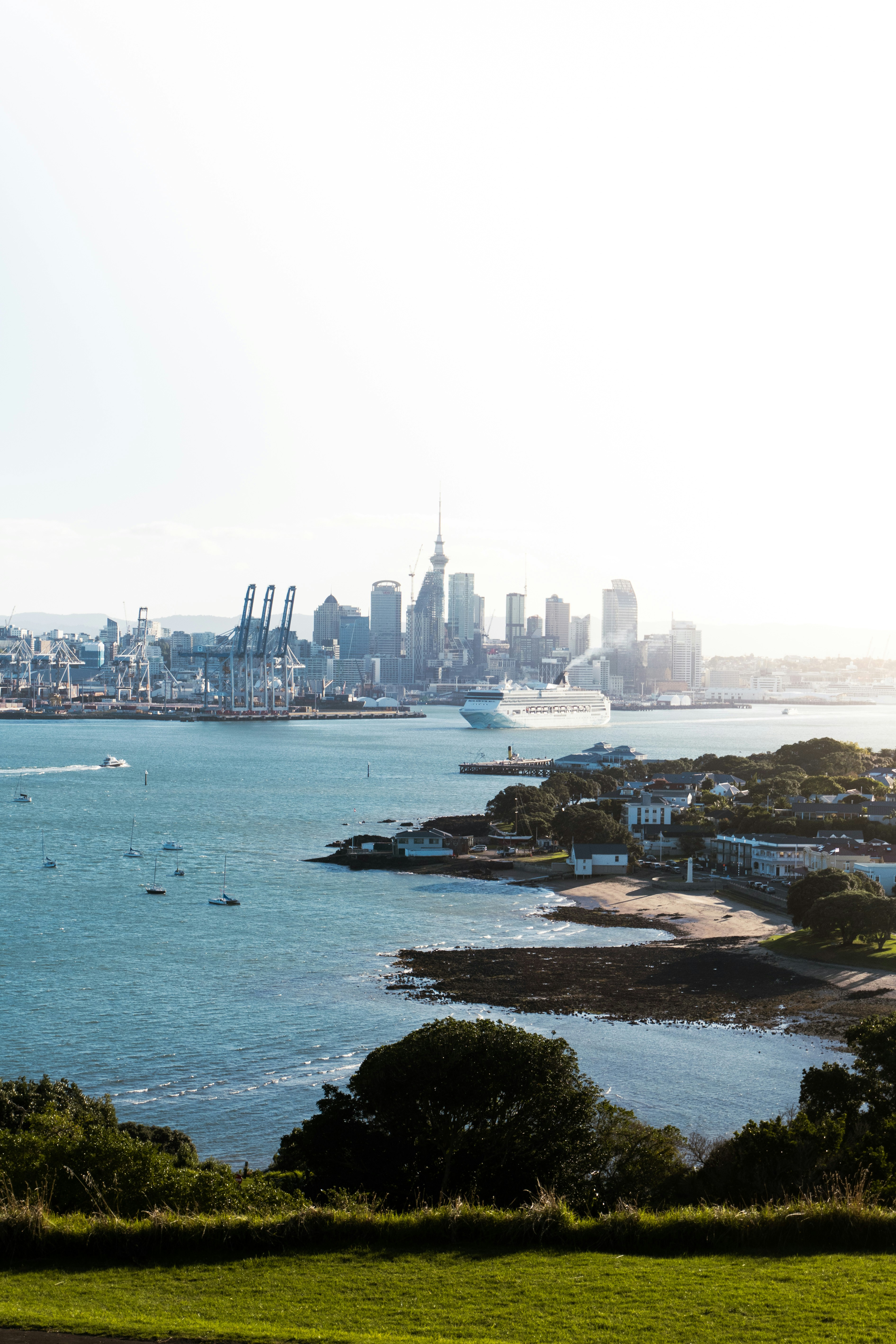Una gran masa de agua con una ciudad al fondo