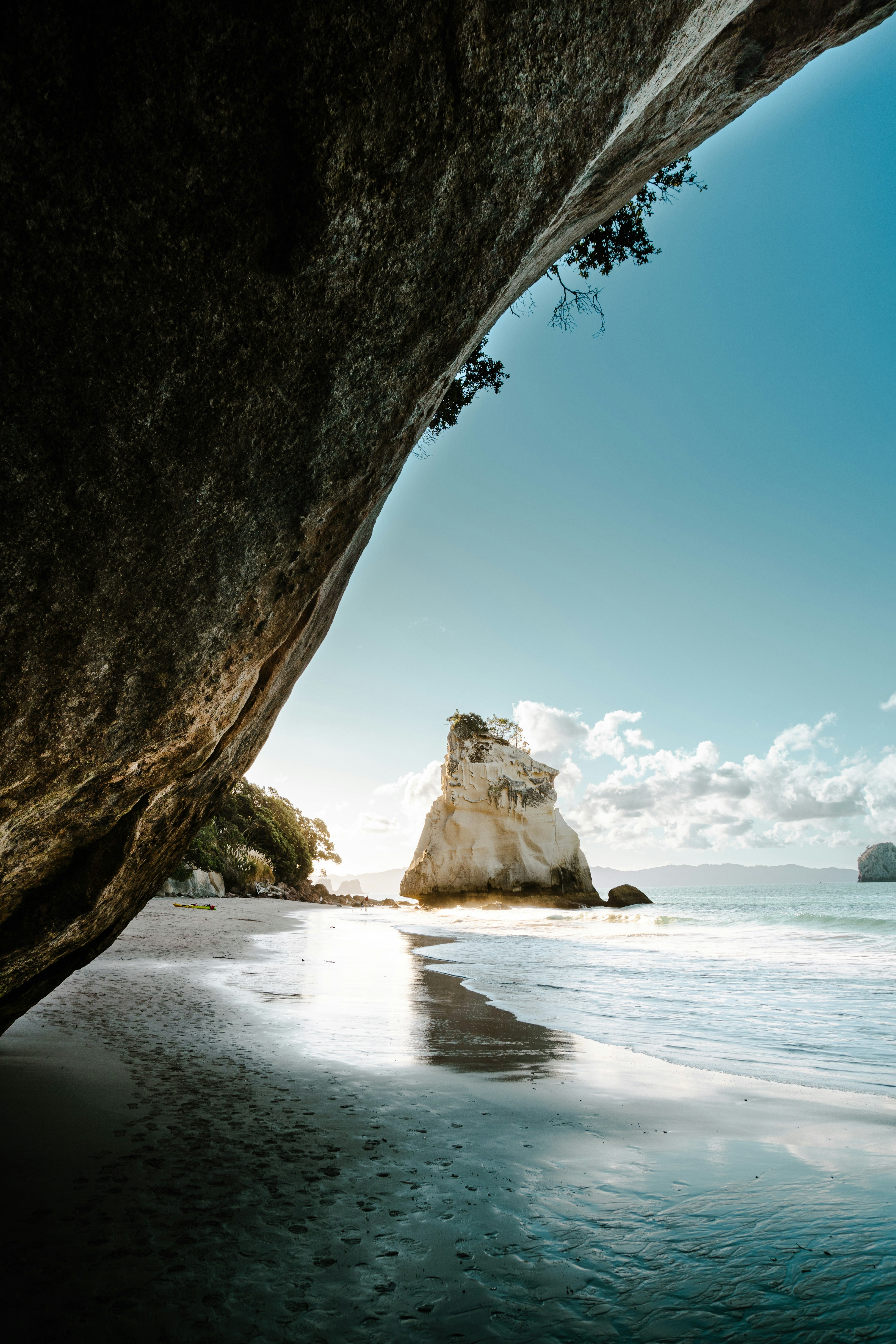 Una vista del océano desde el interior de una cueva