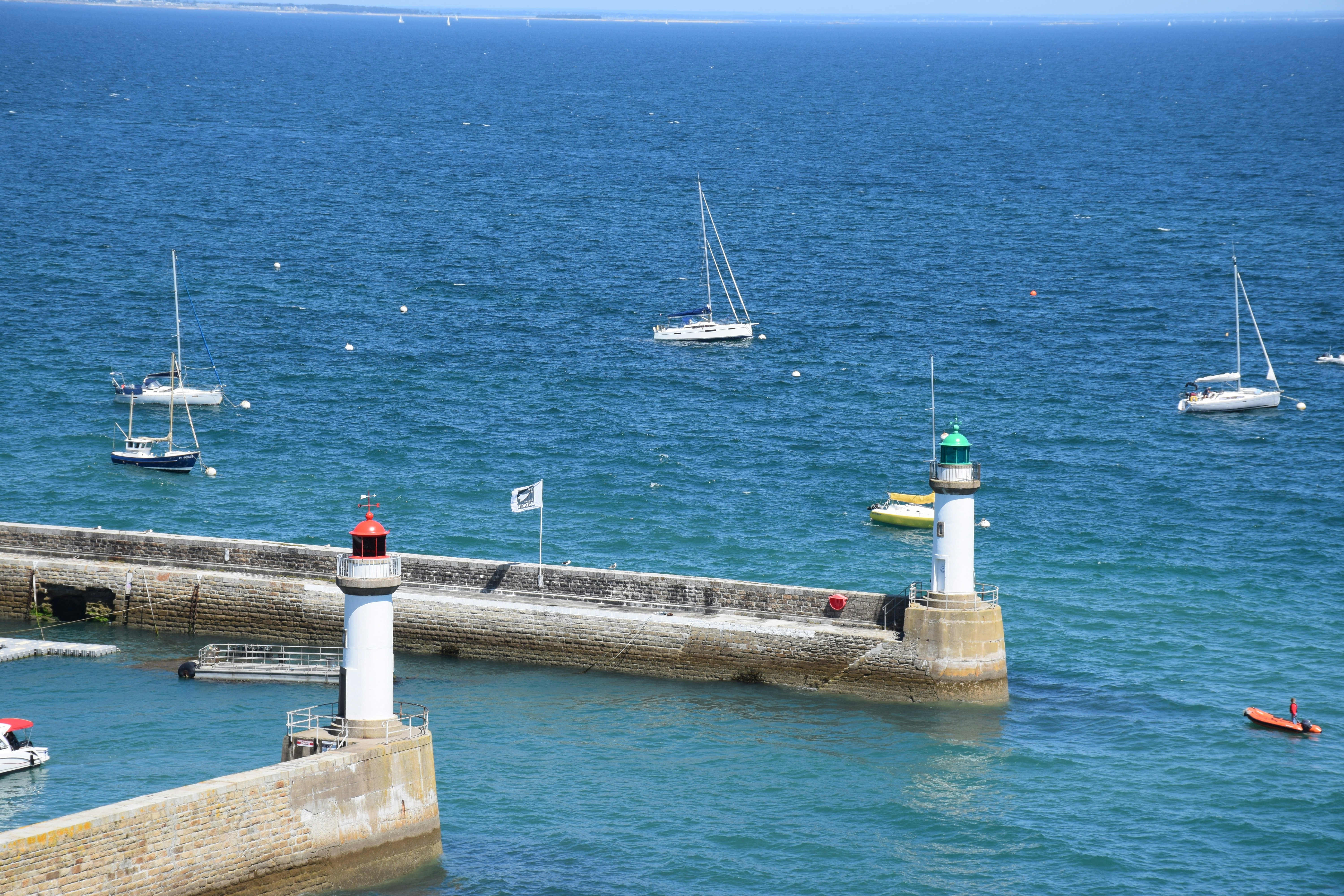 Un plan d’eau rempli de nombreux bateaux