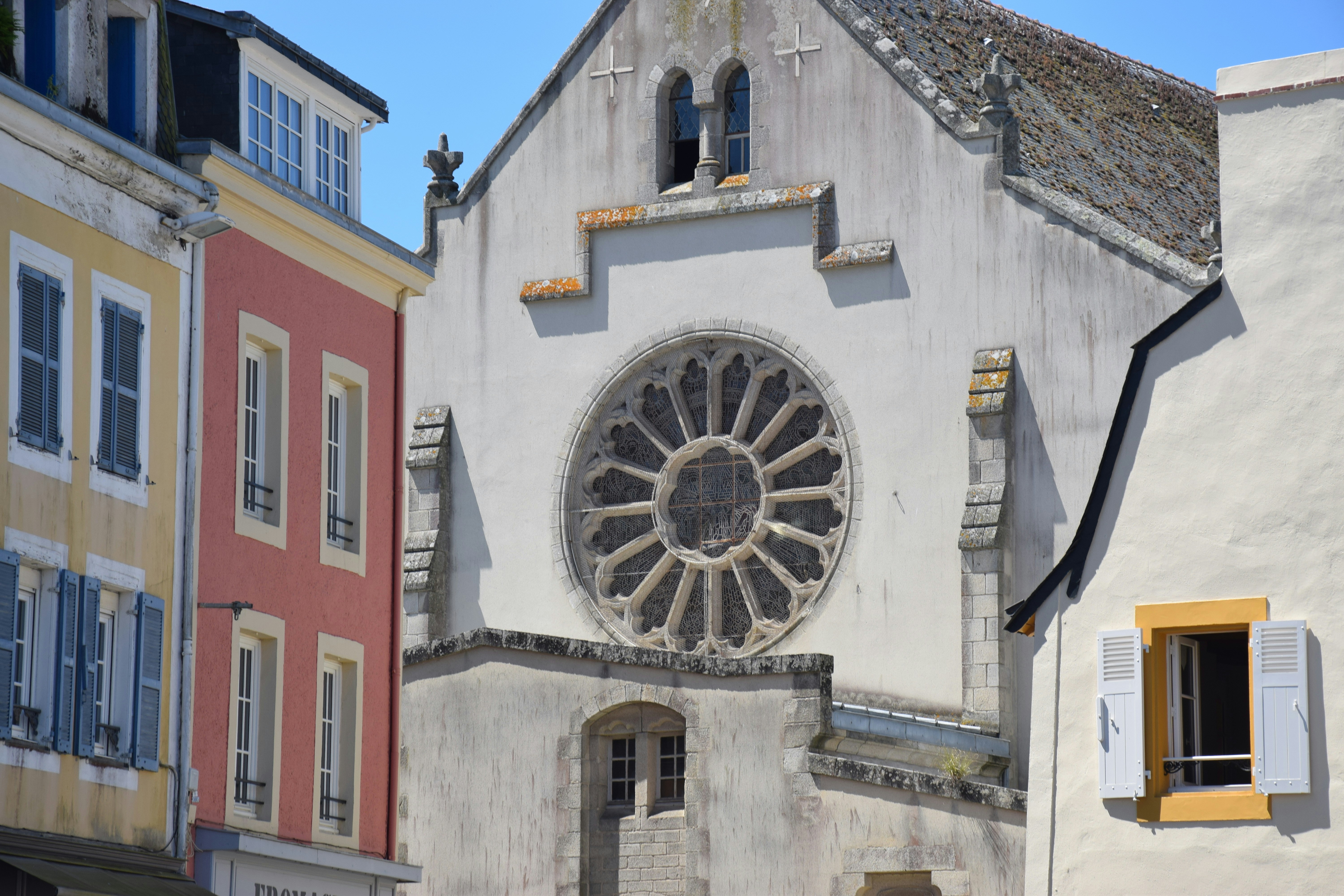 Une église avec une grande fenêtre ronde au milieu de celle-ci