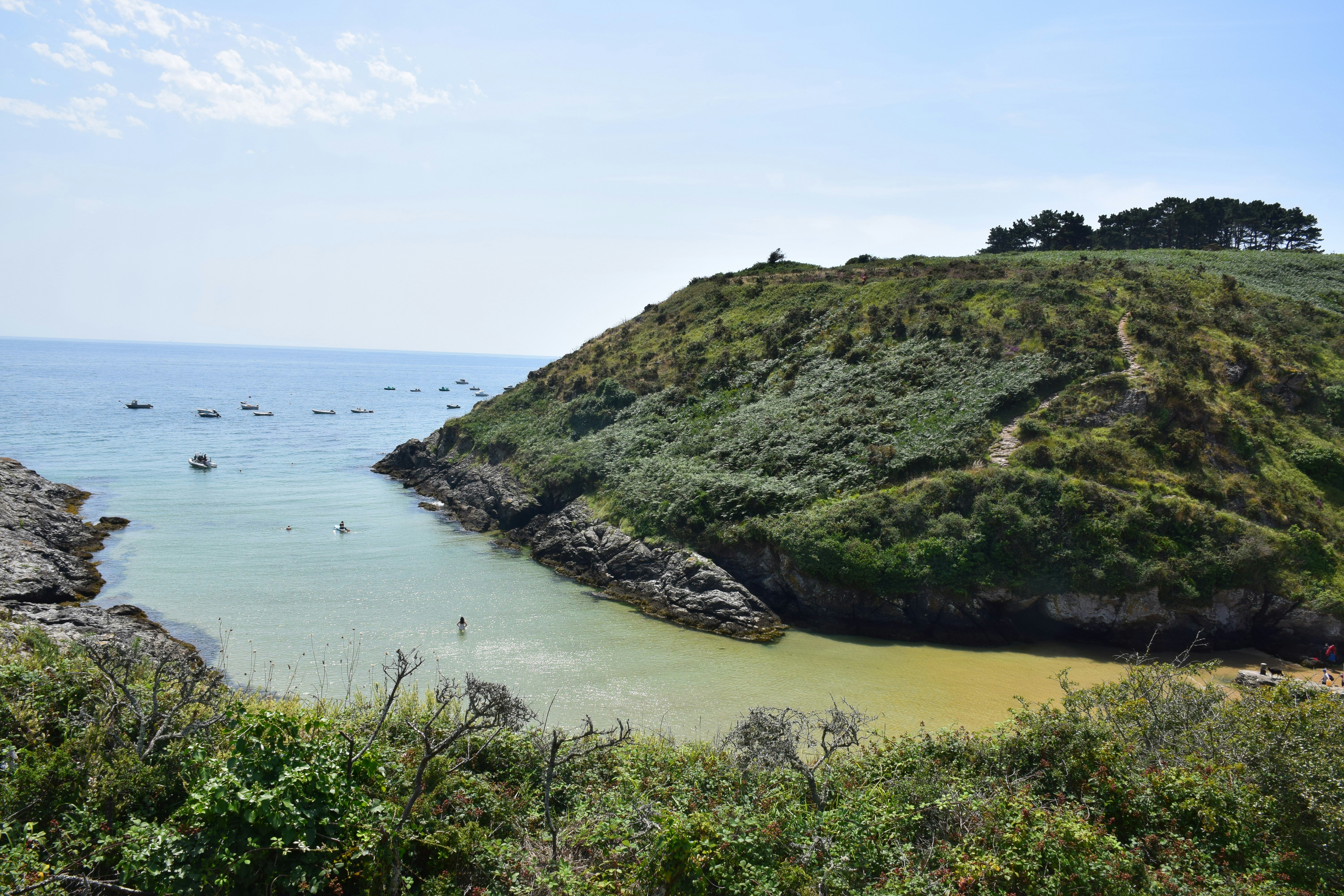 Uno specchio d'acqua circondato da una collina verde e rigogliosa