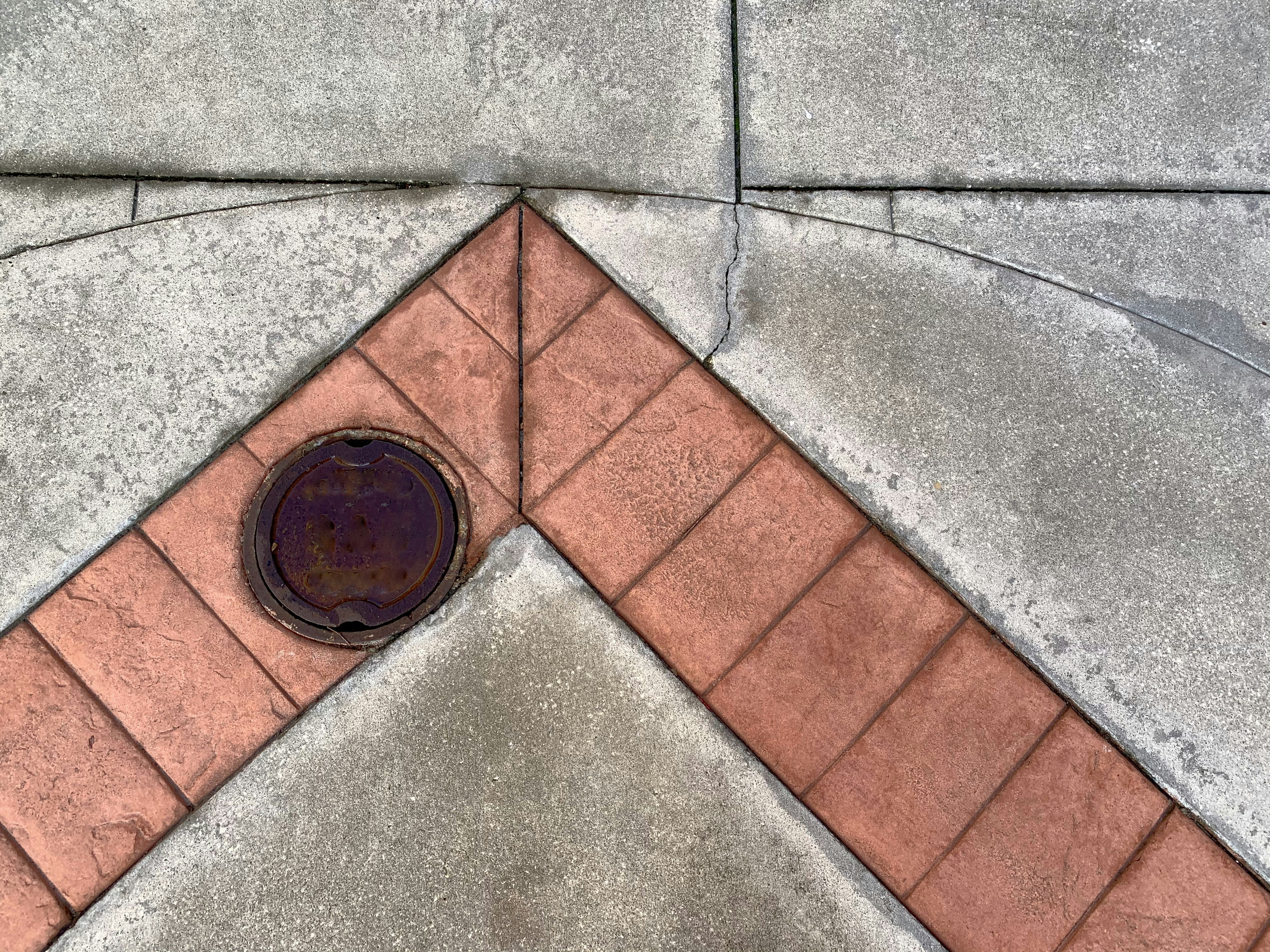 Pozycjonowanie stron internetowych w Bytomiu - A manhole in the middle of a sidewalk