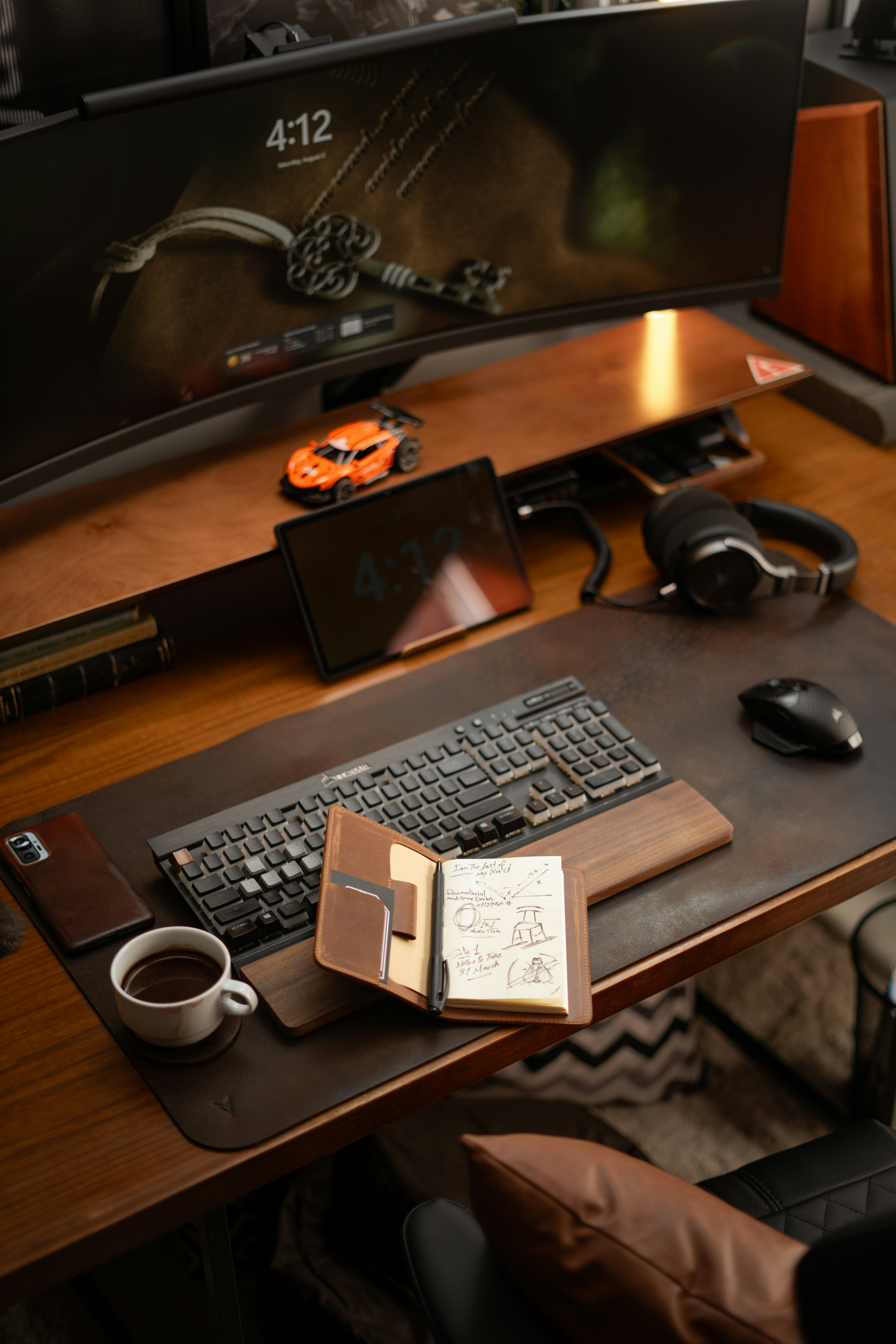 Un escritorio con monitor de computadora, teclado y mouse