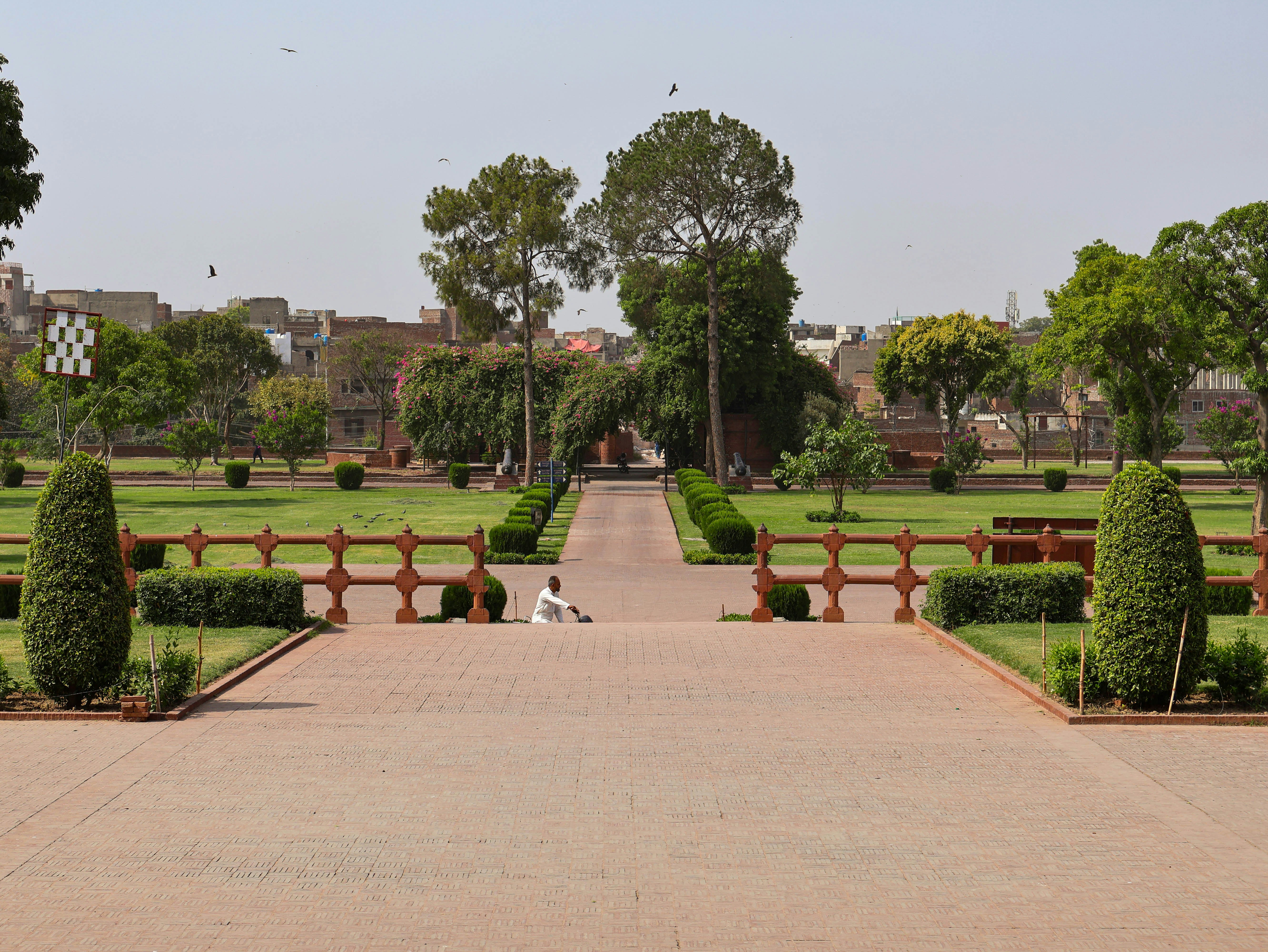 Sumérgete en siglos de historia en la majestuosa Fortaleza de Lahore, un sitio Patrimonio de la Humanidad de la UNESCO. Esta icónica obra maestra mogol cuenta con una arquitectura intrincada, patios extensos y palacios opulentos. Explora los vestigios de una era pasada mientras paseas por sus grandes puertas y admiras la impresionante artesanía. Desde la imponente Puerta Alamgiri hasta la serena Shish Mahal, cada rincón cuenta una historia de poder, cultura y elegancia.