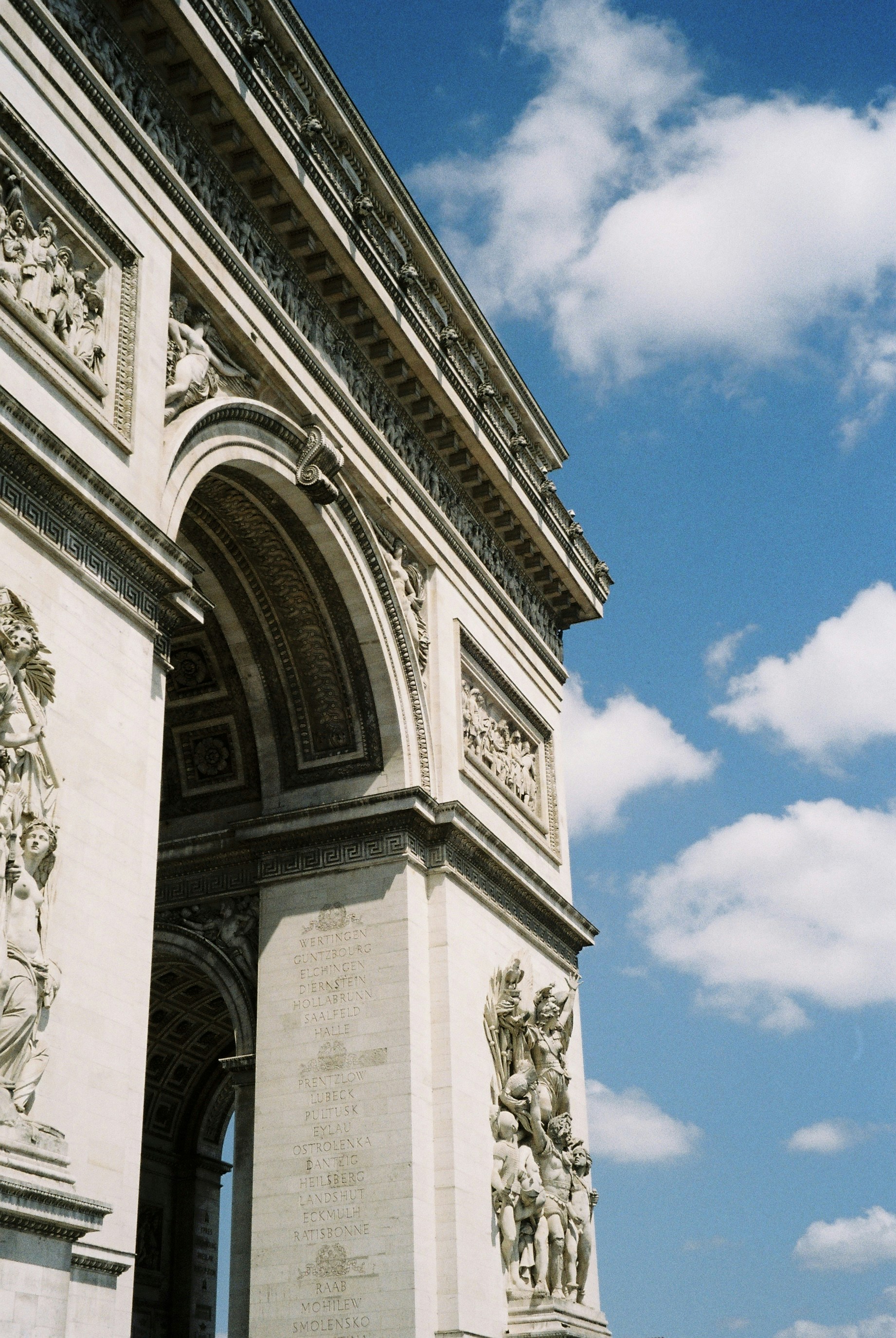 Un grand bâtiment blanc avec une horloge sur le côté