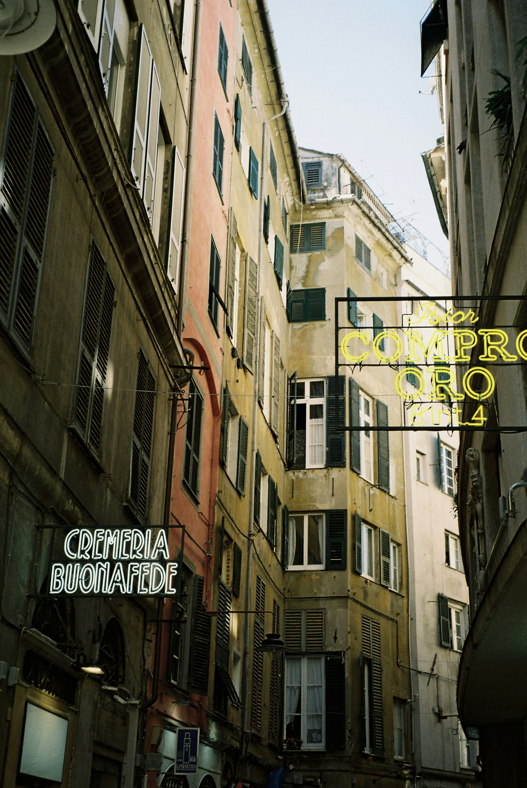 Une rue de la ville avec des bâtiments et une horloge