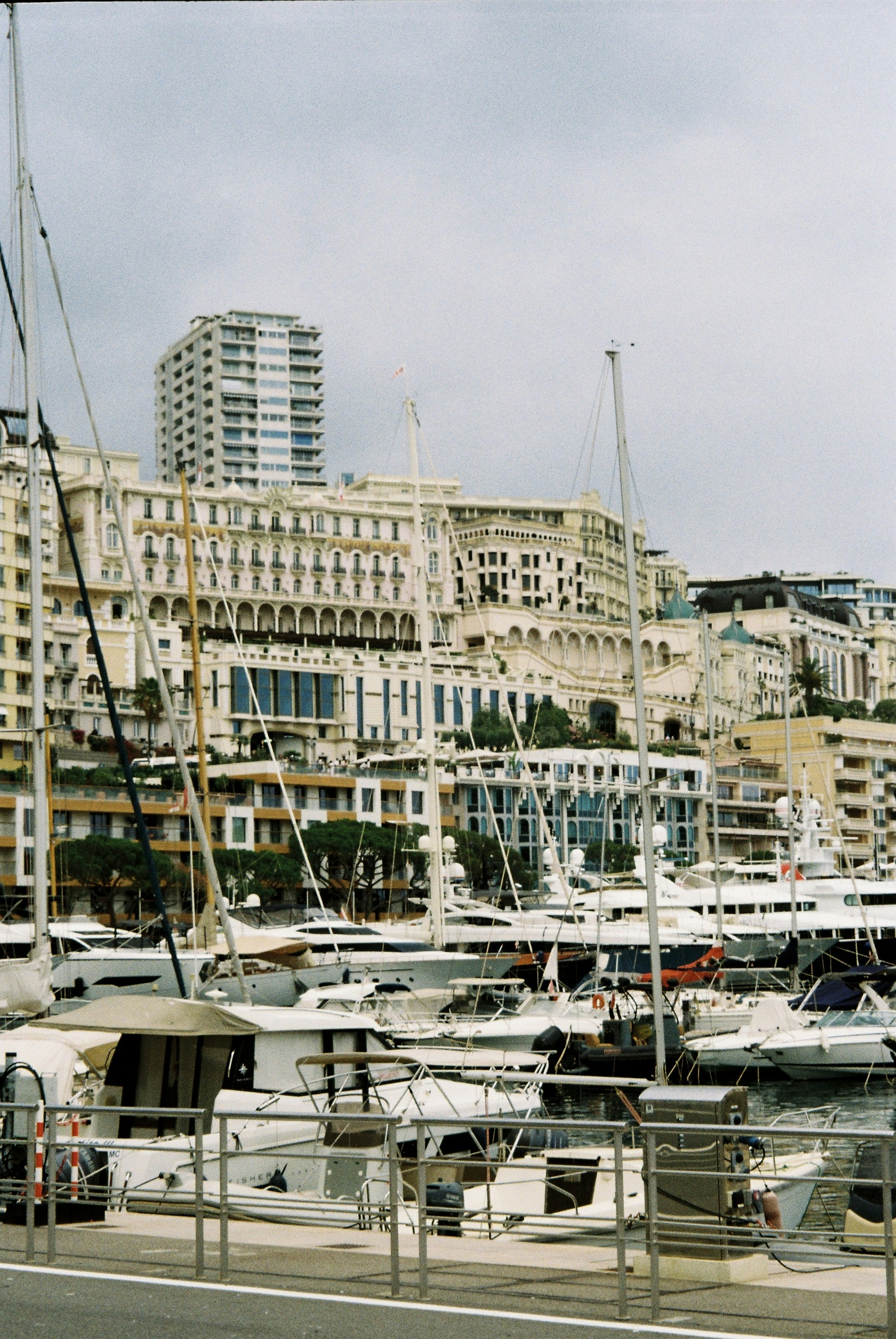Un port rempli de nombreux bateaux à côté de grands immeubles
