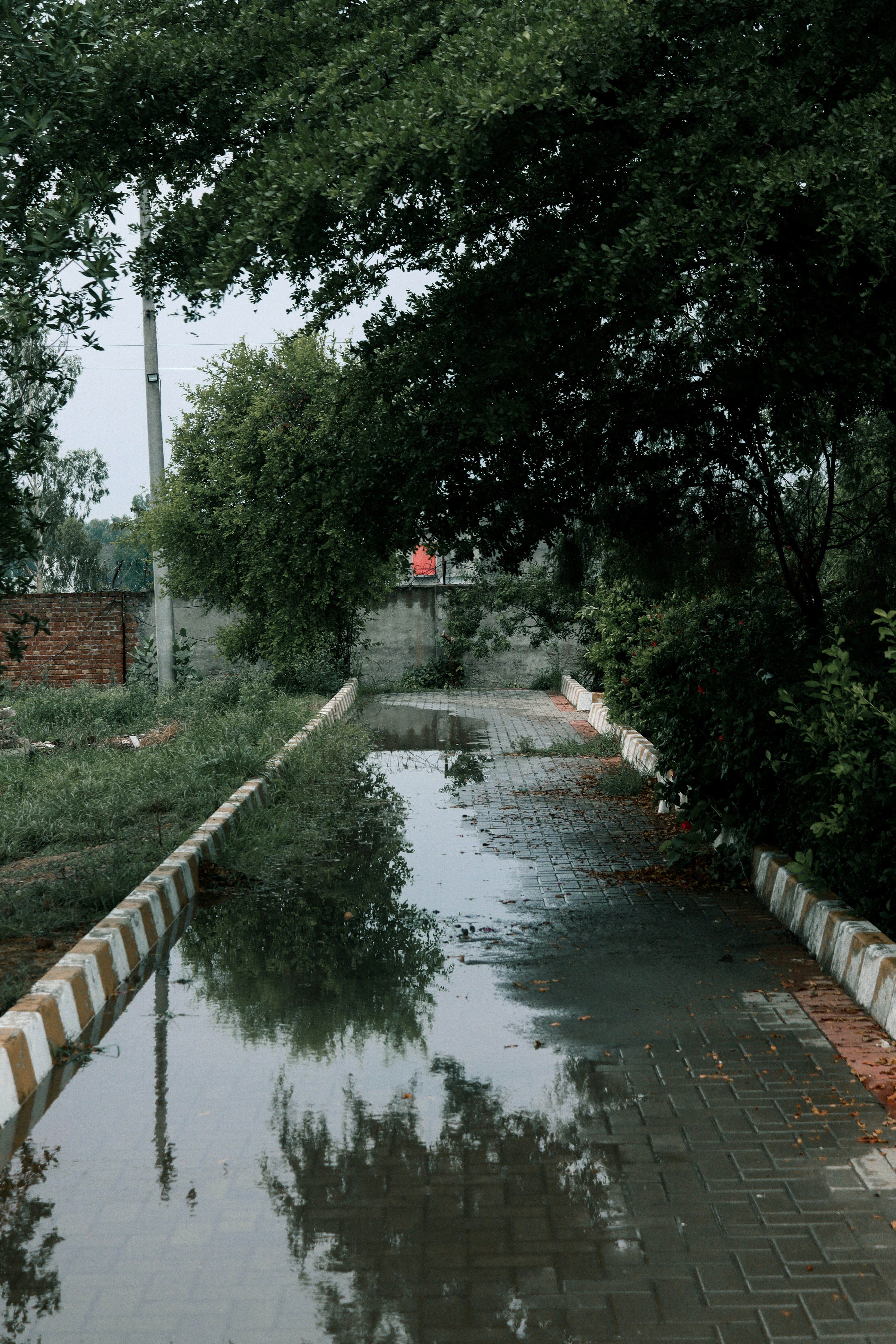 Diagram showing an overwhelmed drainage system during heavy rains