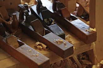 A group of woodworking tools sitting on top of a wooden table
