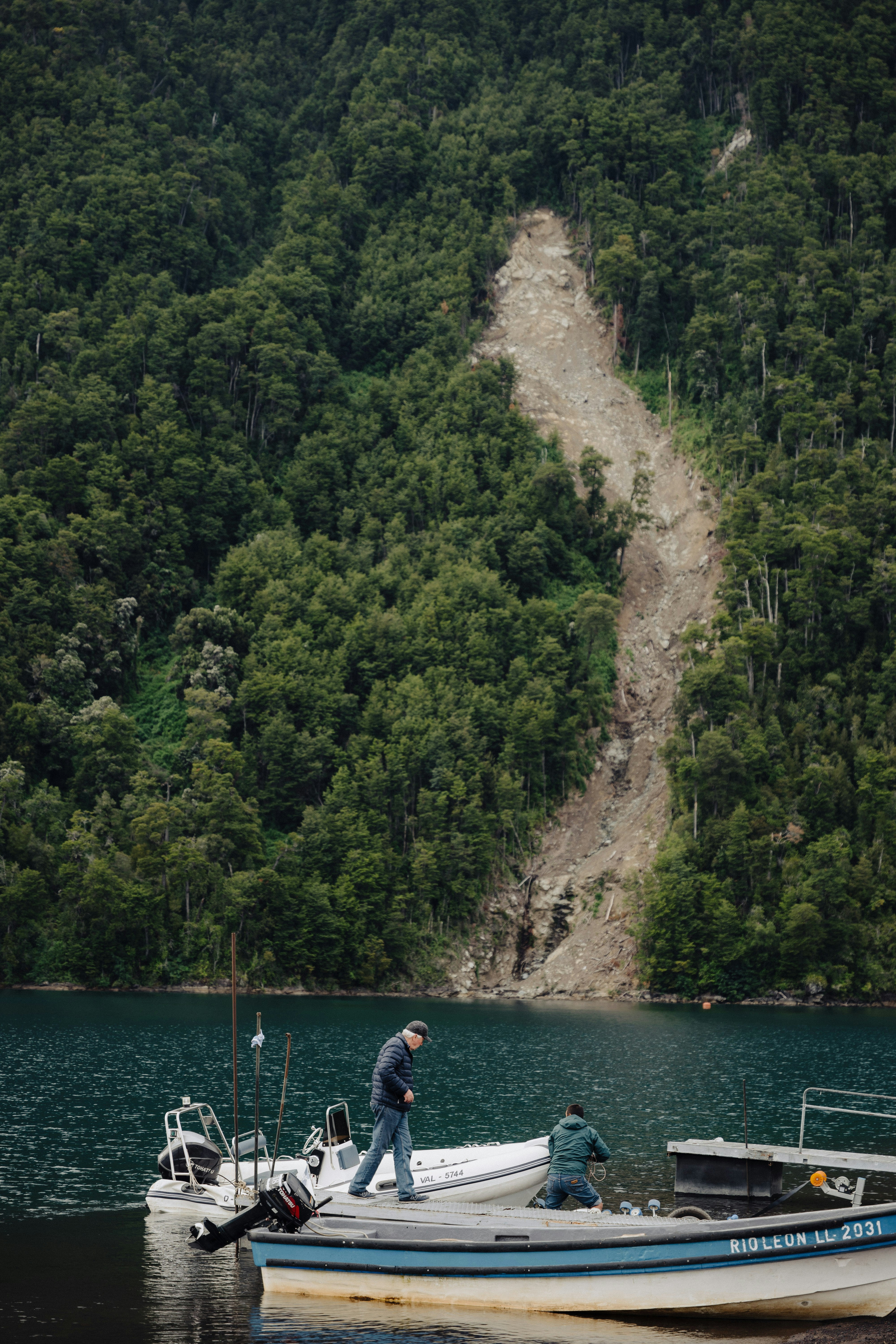 Un hombre de pie en un bote en el agua