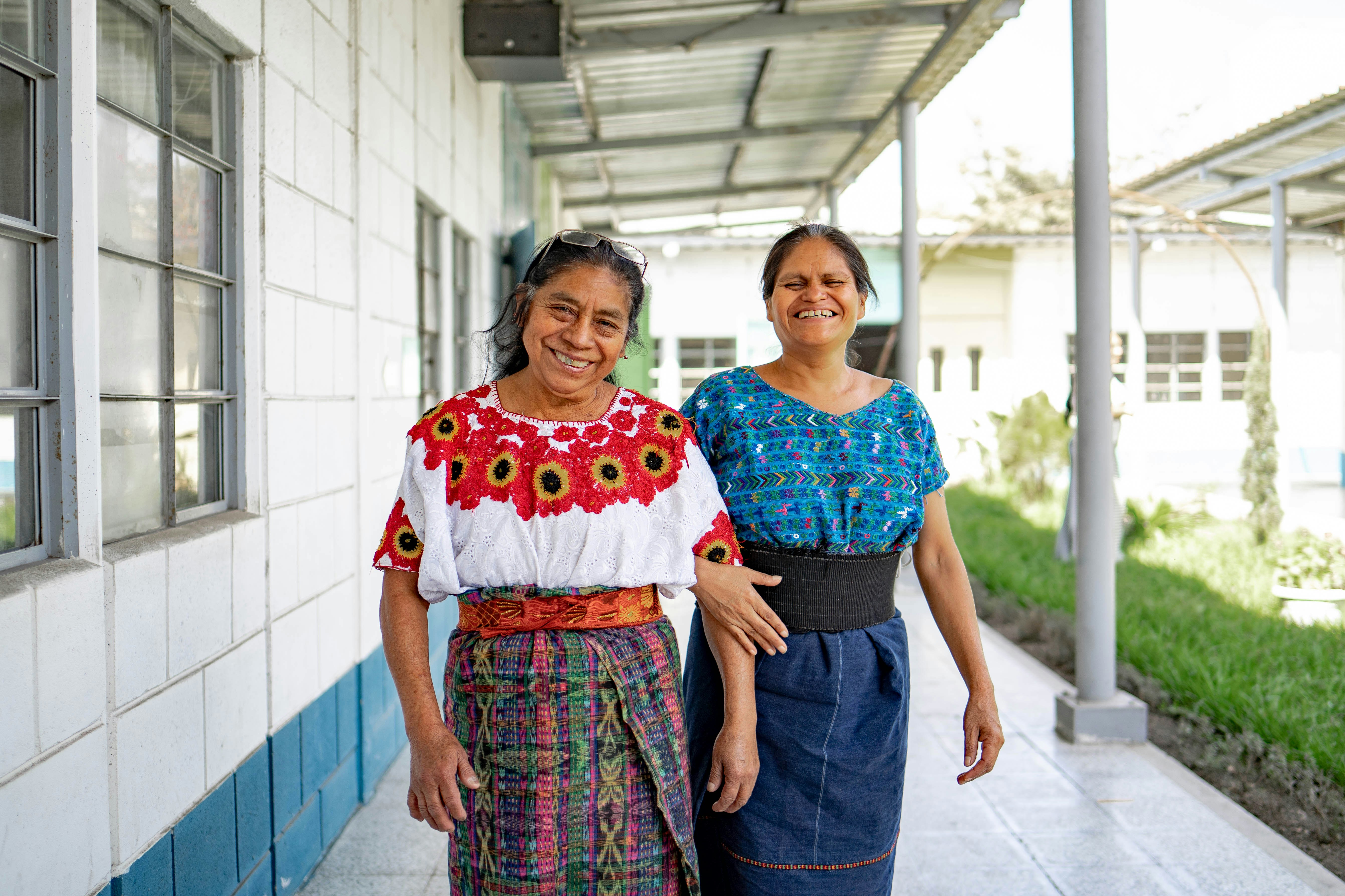 photo-1722963220396-8055237e9a9b?ixid=M3wxMjA3fDB8MXxzZWFyY2h8OXx8Y2FtaXNldGFzJTIwZGUlMjBndWF0ZW1hbGElMjBiYXJhdGFzfGVufDB8fHx8MTc2NTAyMzcyM3ww\u0026ixlib=rb-4.1.0