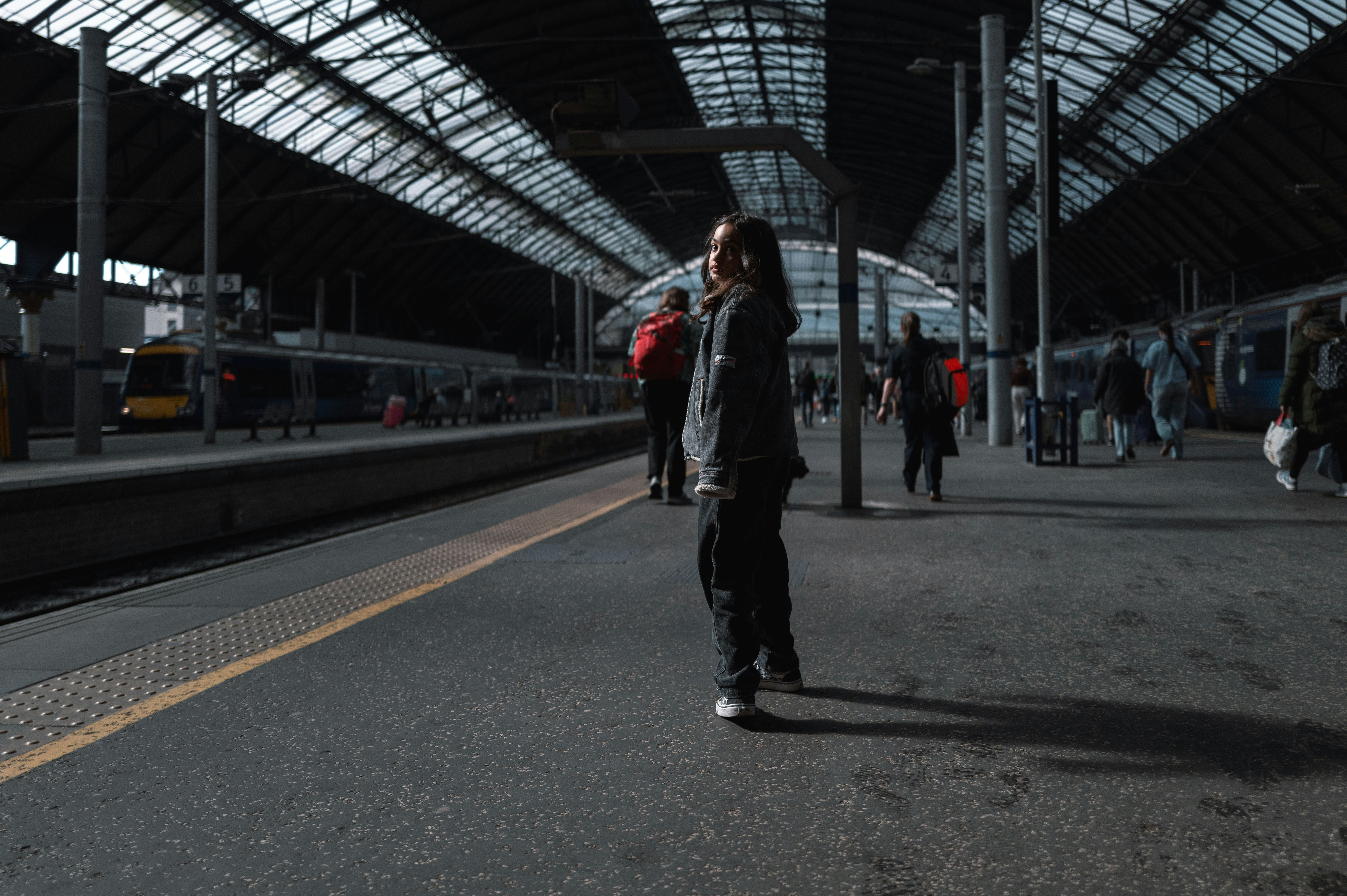 Un groupe de personnes debout sur un quai de gare