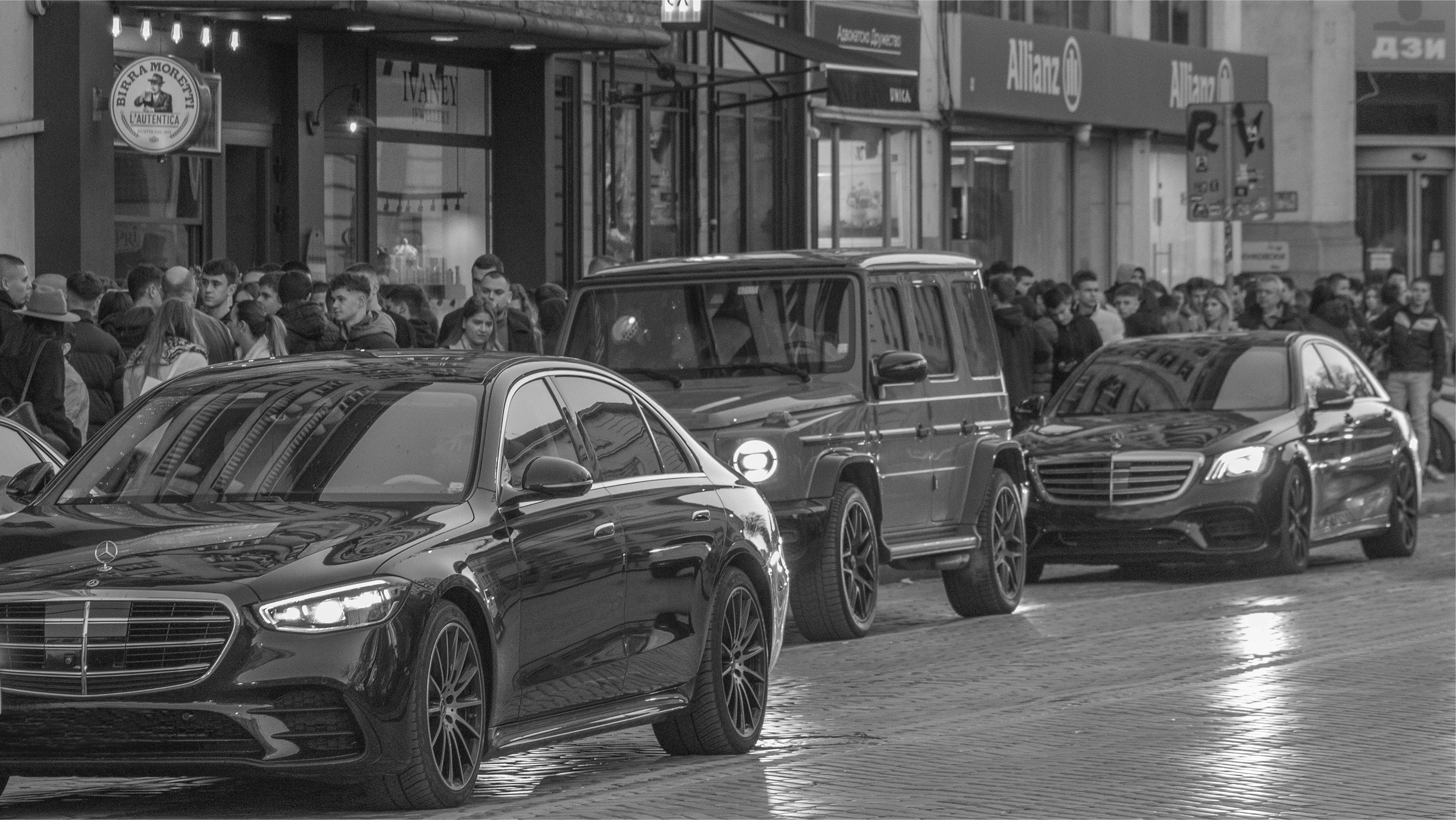 A black and white photo of a city street
