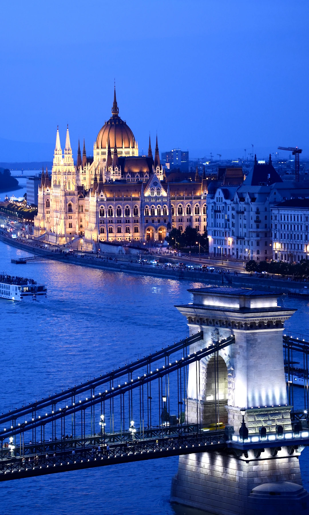 Budapeszt po zmroku? Zobacz go z Dunaju. — zdjęcie ilustracyjne