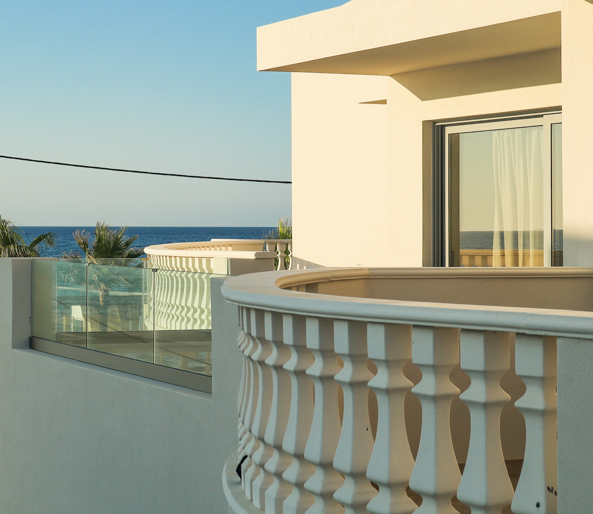 A balcony with a view of the ocean
