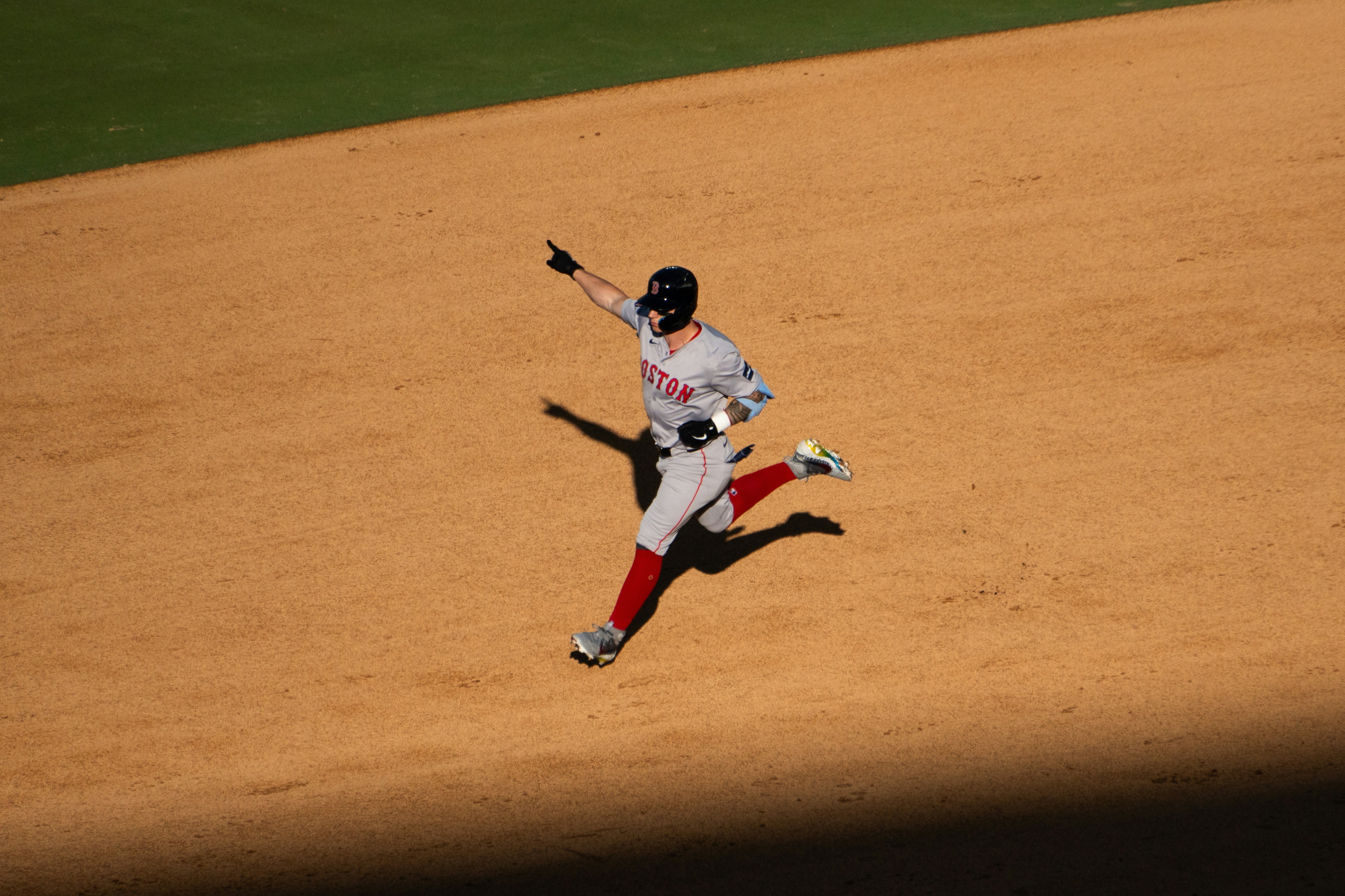 야구 선수가 사이클링 히트 달성 후 환호하는 이미지