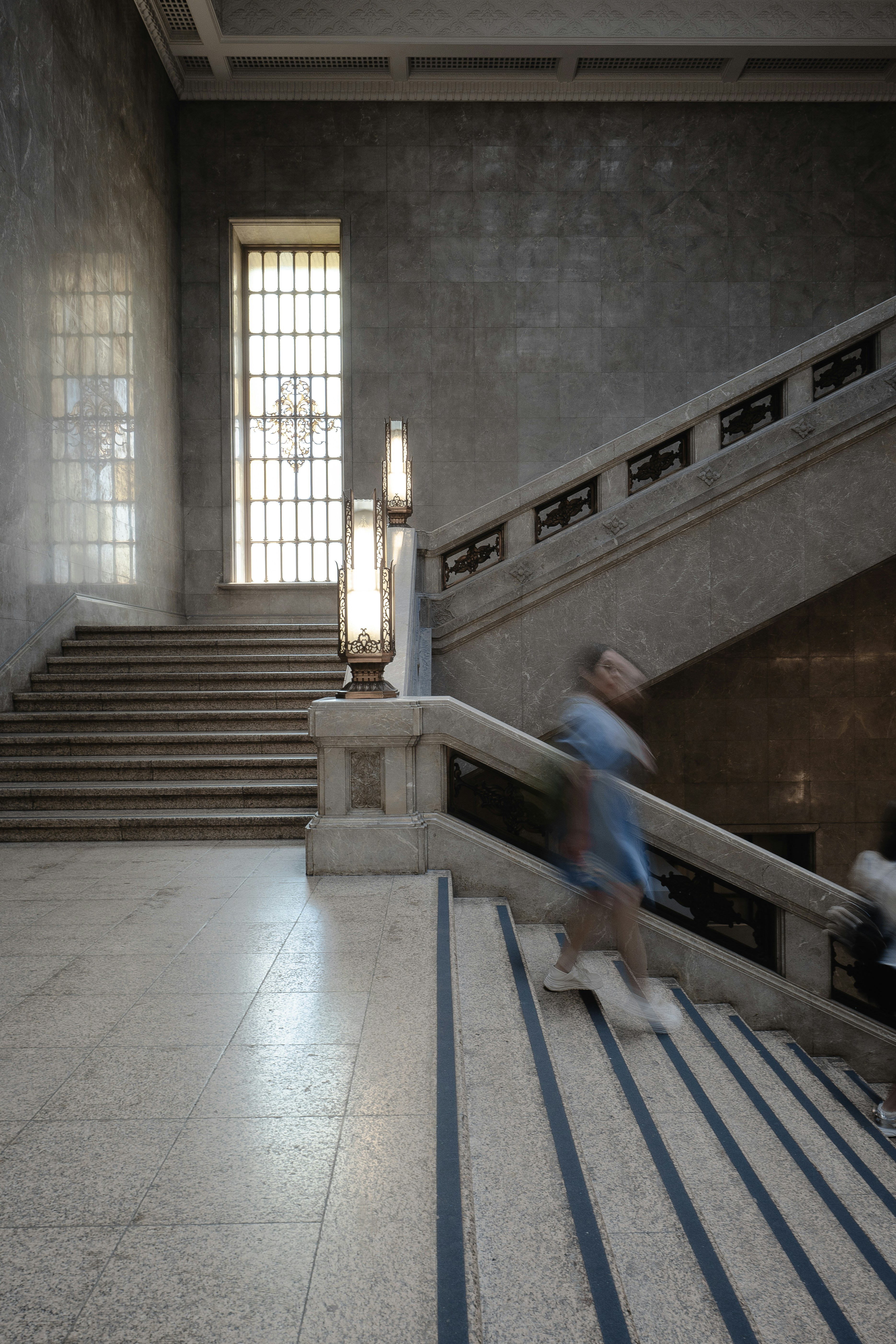 Ein Mann, der auf einem Skateboard eine Treppe hinunterfährt