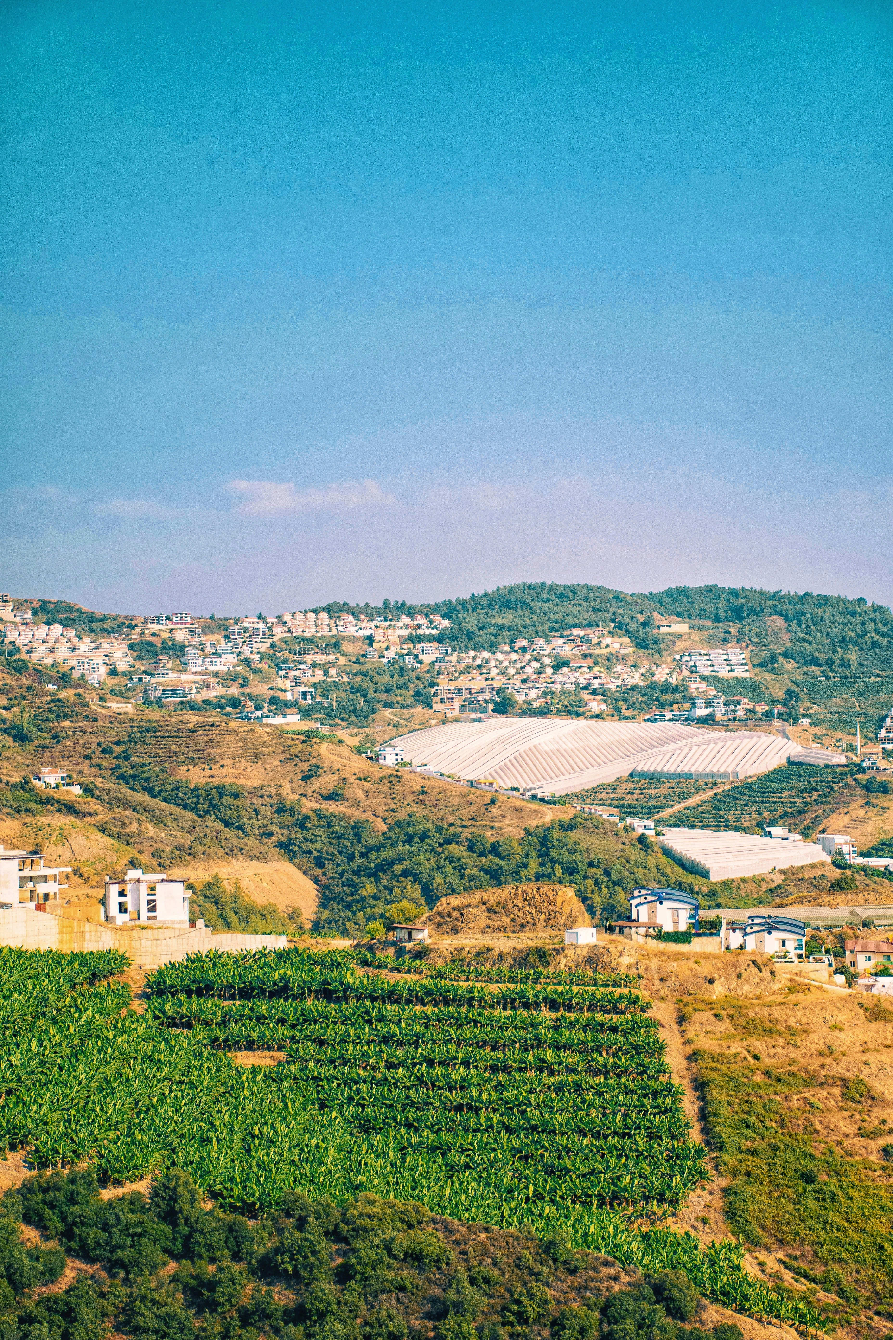 Ein malerischer Blick auf eine kleine Stadt auf einem Hügel