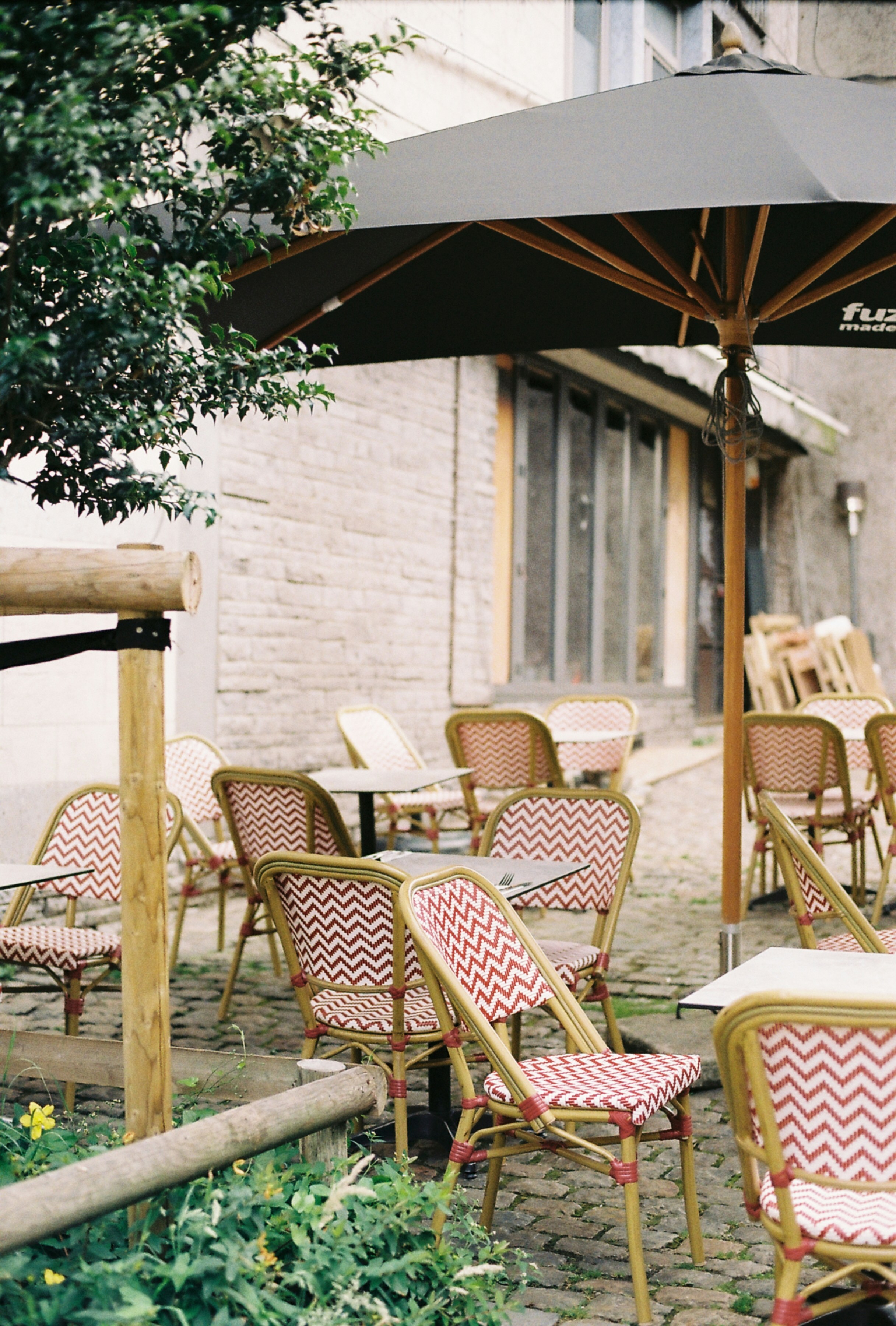 傘をさしたテーブルと椅子の列