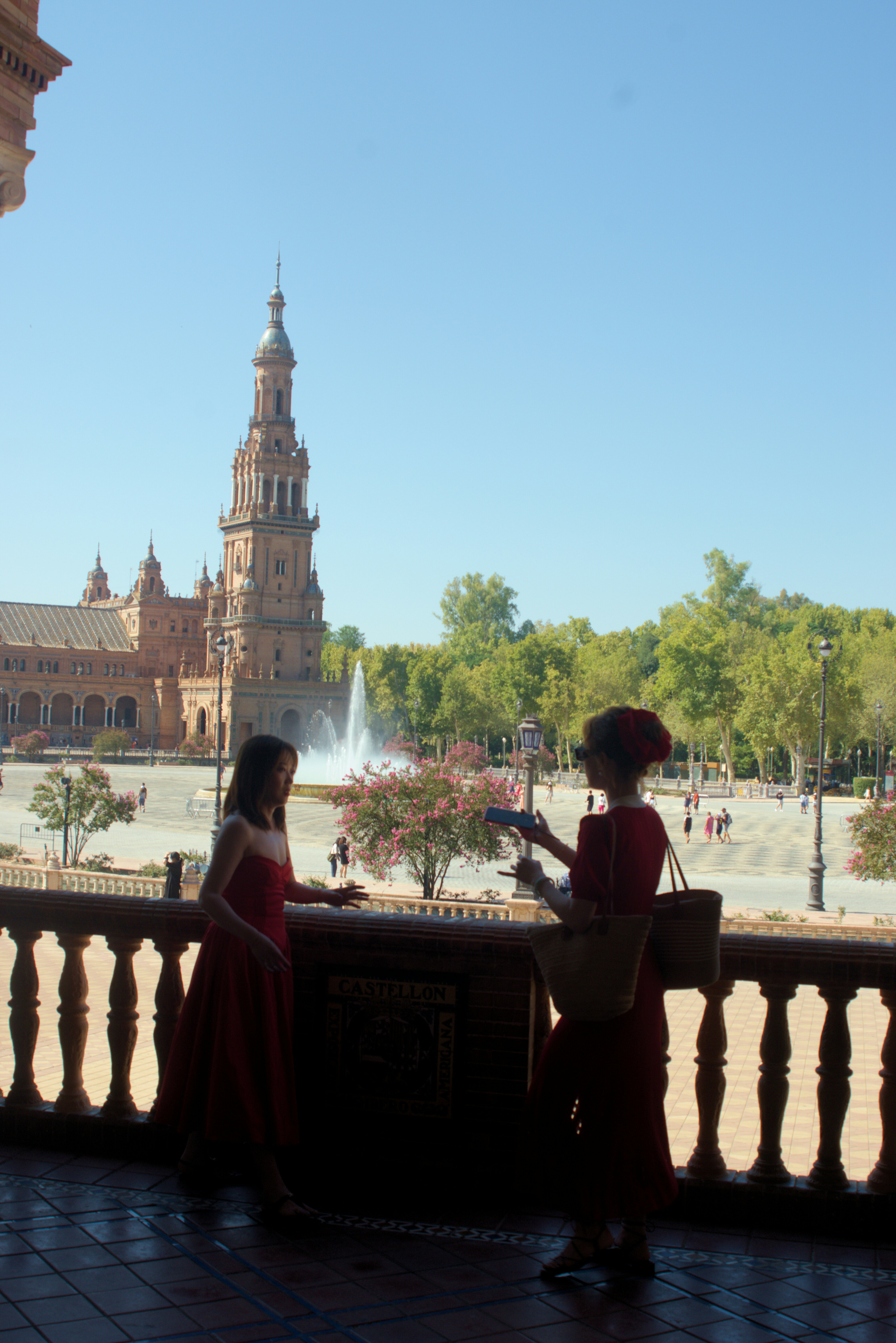 Una coppia di persone che sono in piedi su un balcone