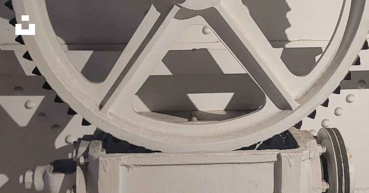Une grande machine blanche avec des engrenages sur le côté photo ...
