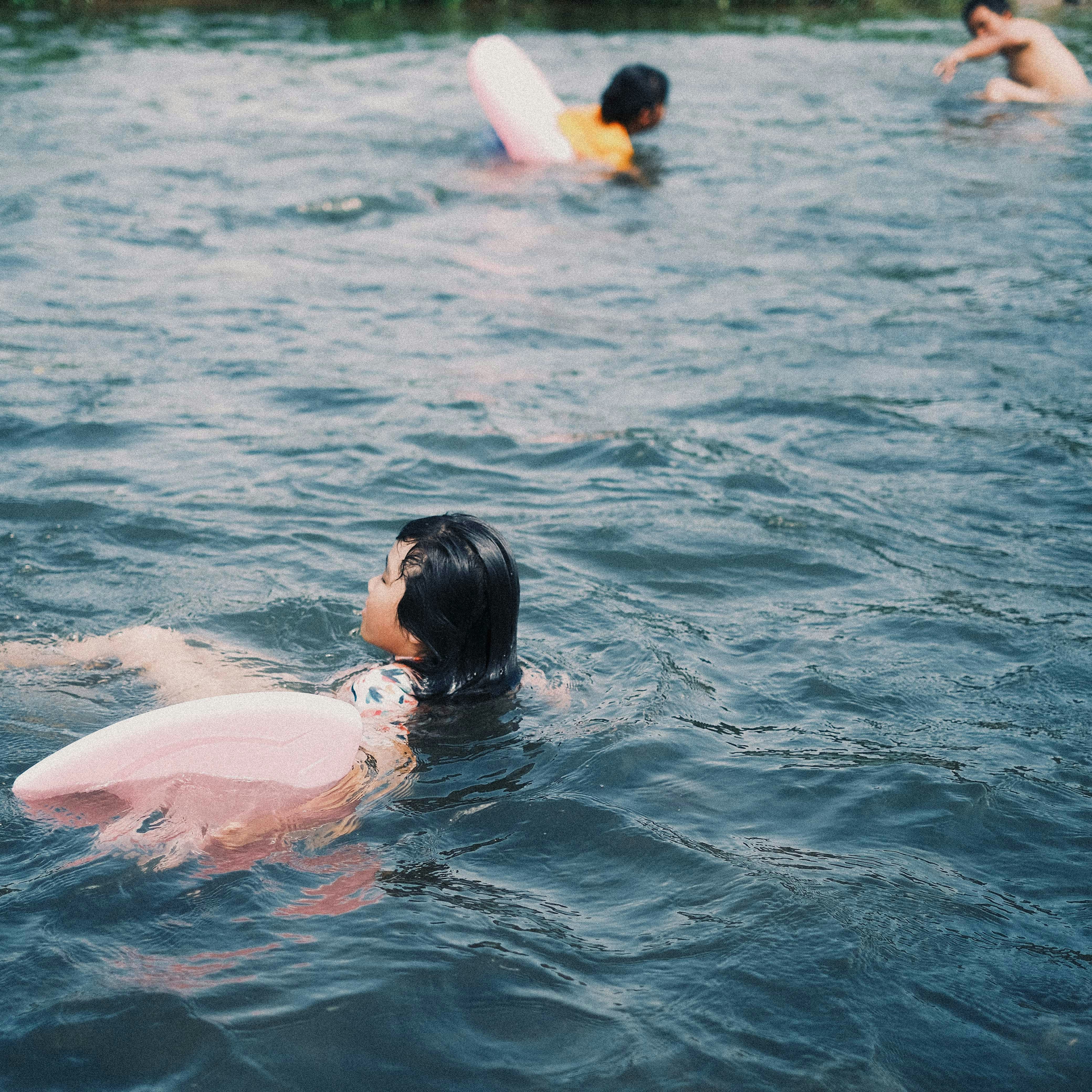Un gruppo di persone che nuotano in uno specchio d'acqua