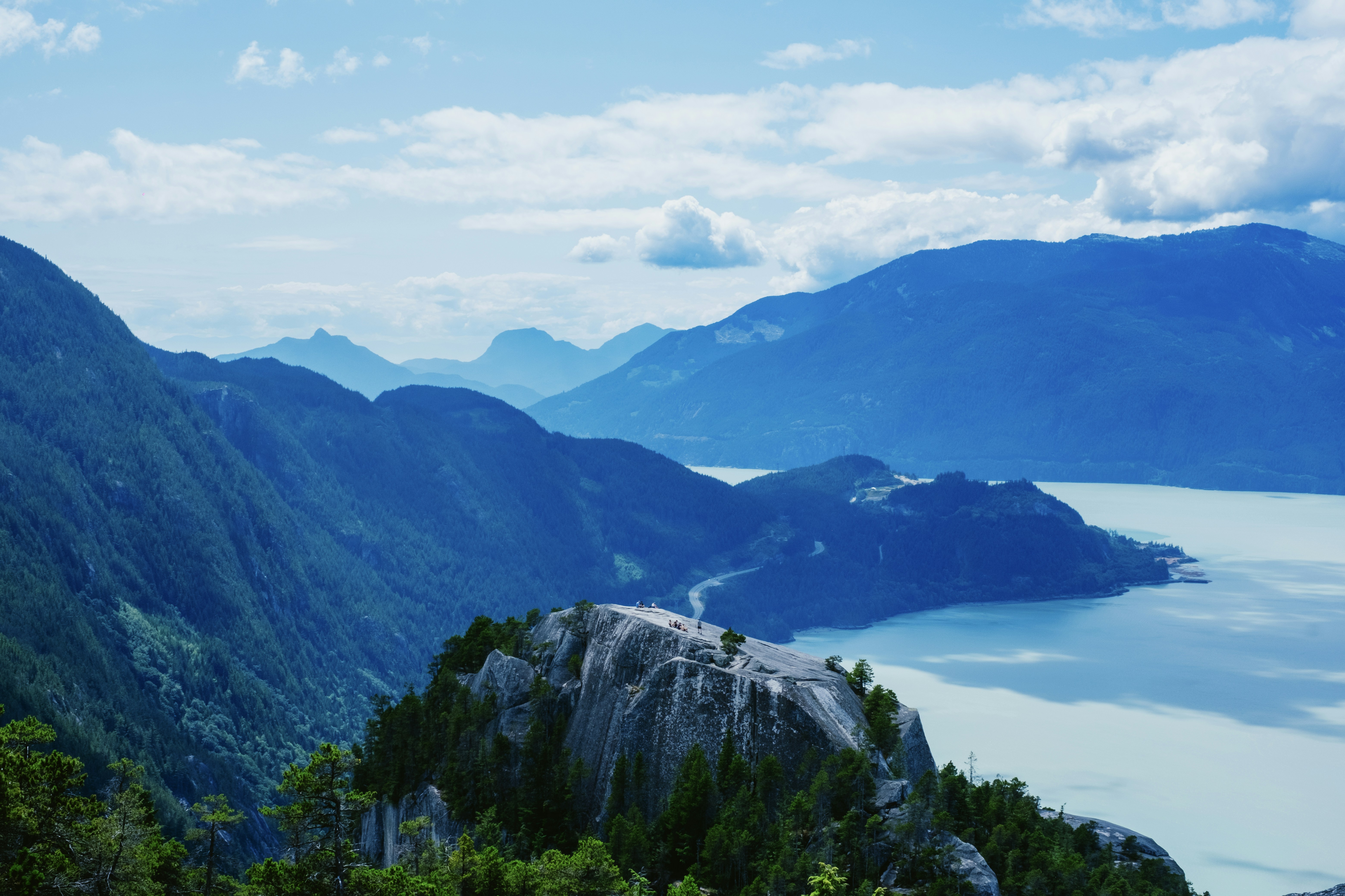 Ein malerischer Blick auf einen See, der von Bergen umgeben ist