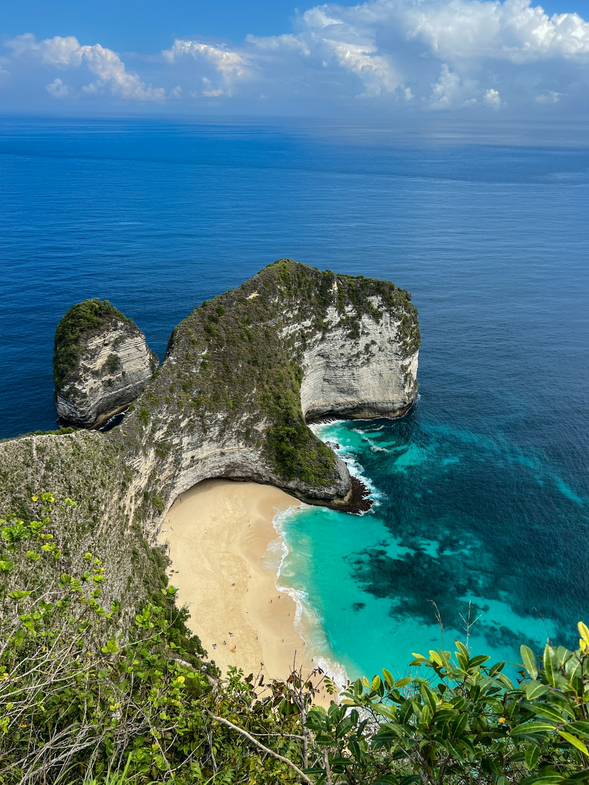 A view of the ocean and turquoise water from the top of a Nusa Penida cliff
