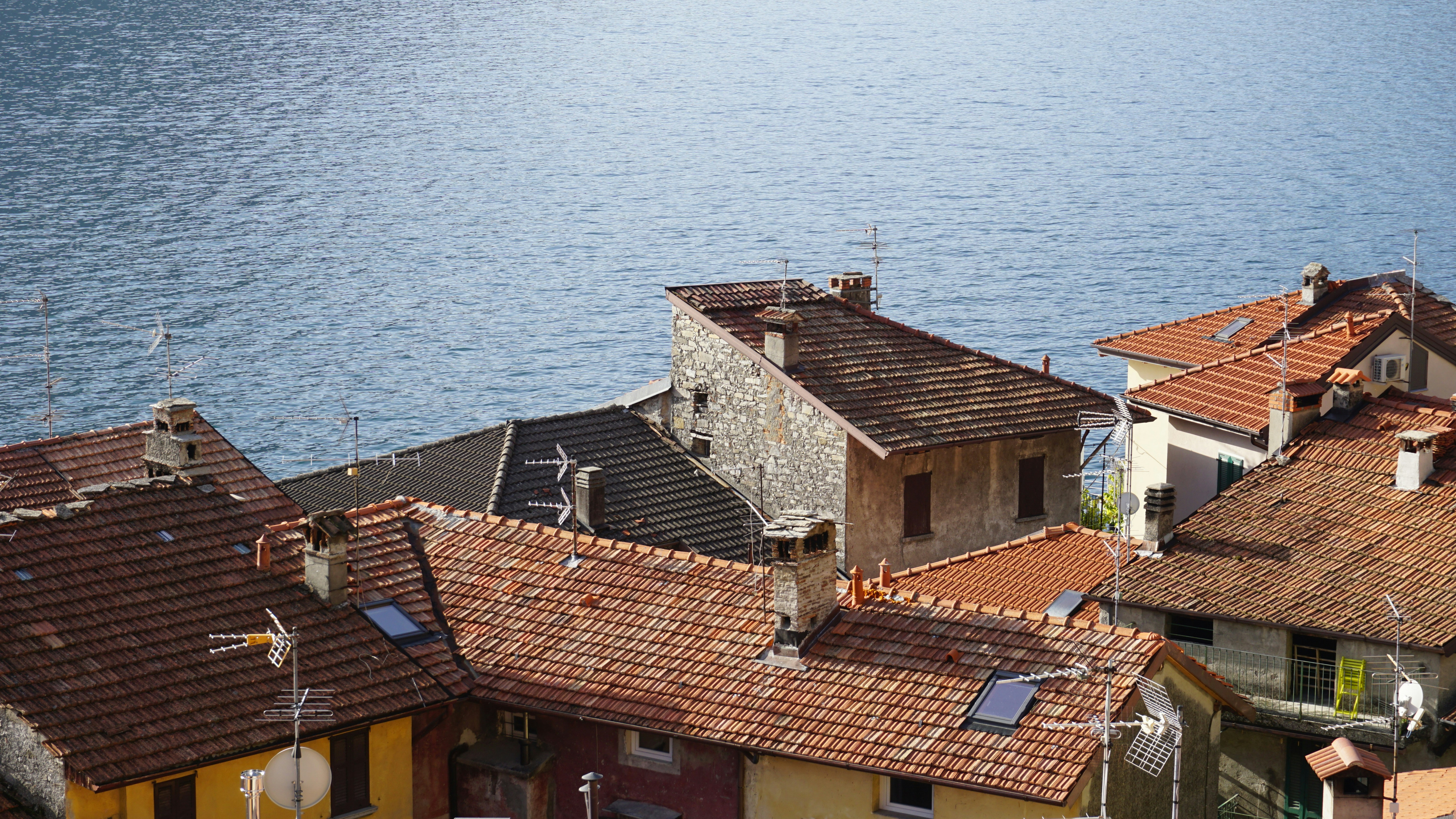Eine Gruppe von Gebäuden, die neben einem Gewässer stehen