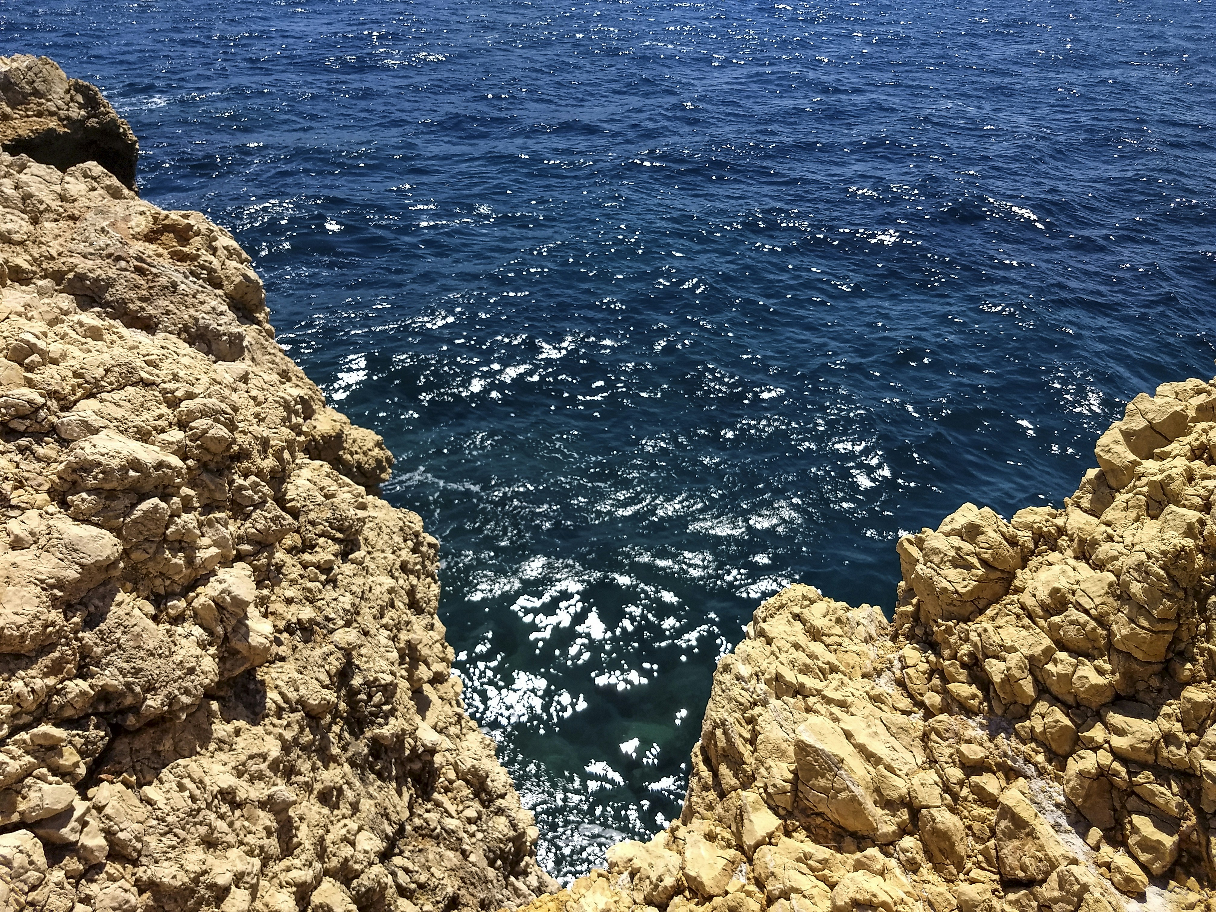Una vista de un cuerpo de agua desde un acantilado