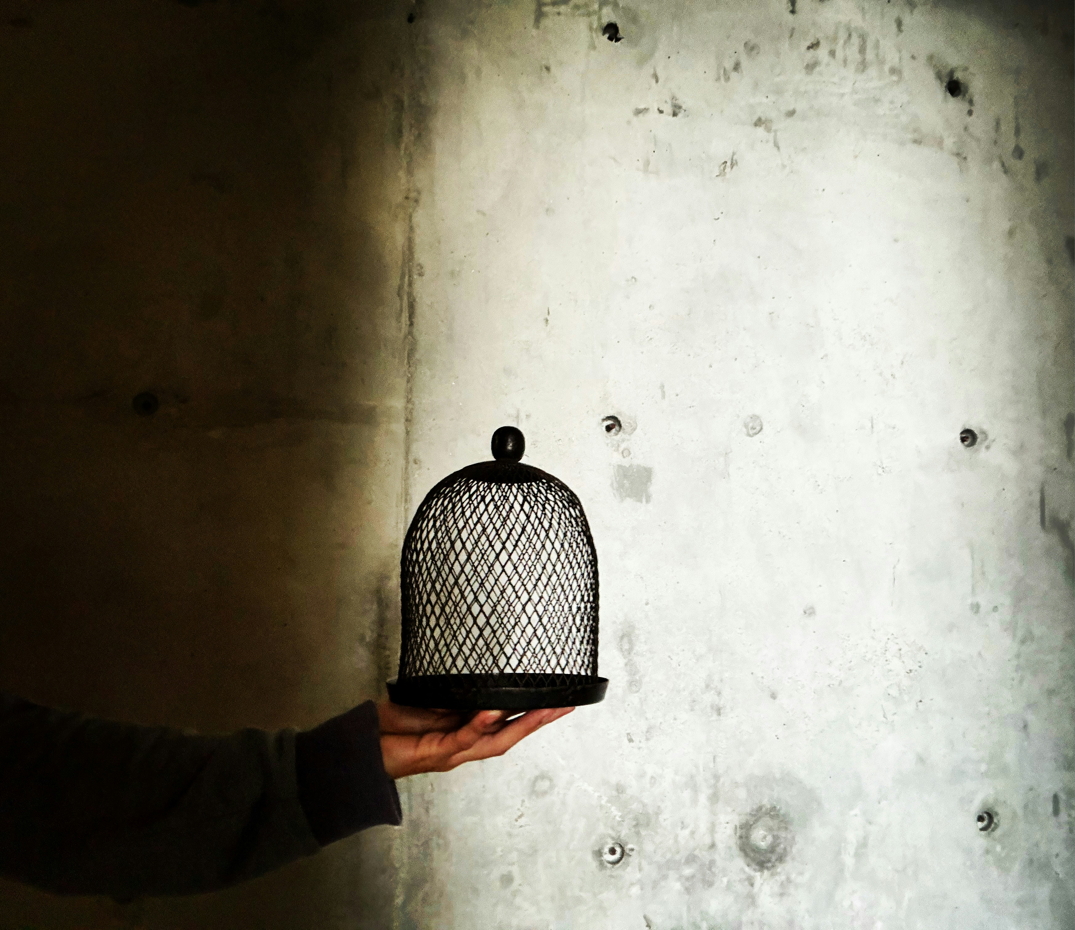 金属製の物体を手に持つ人